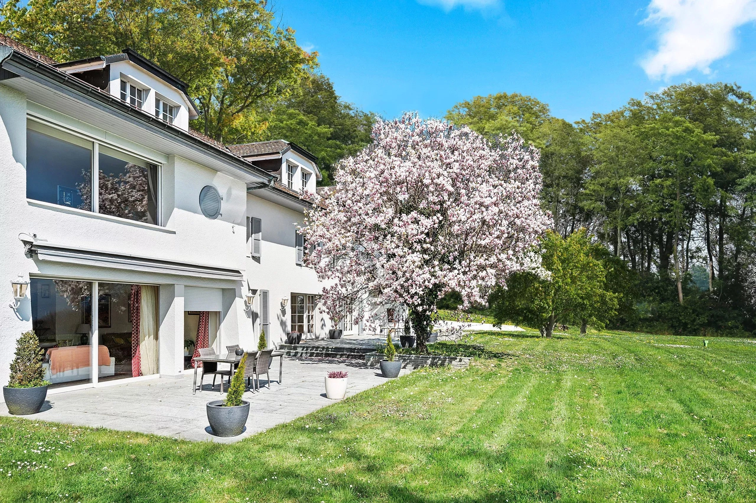 Helles Einfamilienhaus mit Gartenterrasse