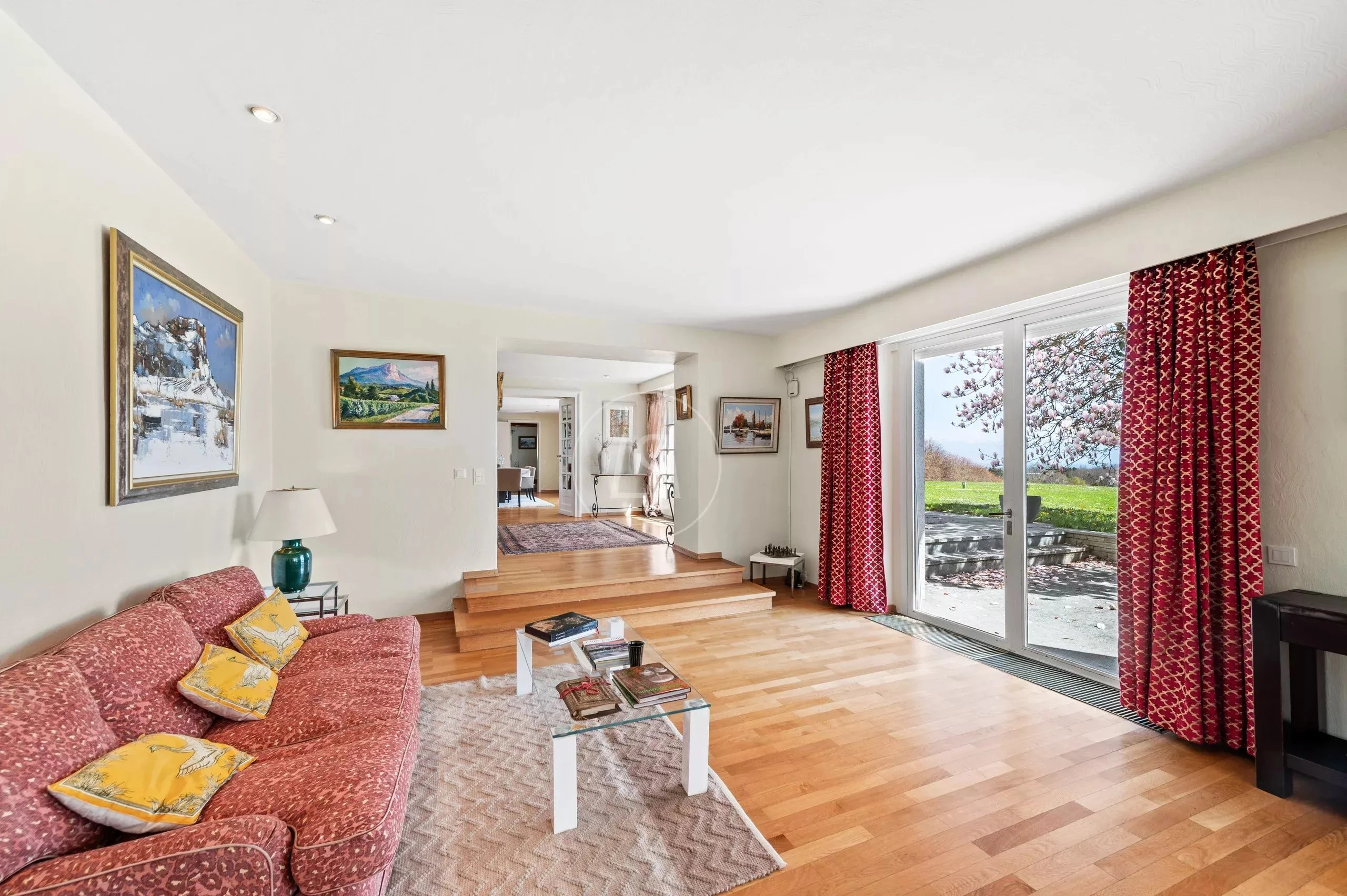 Helles Wohnzimmer mit Gartenblick