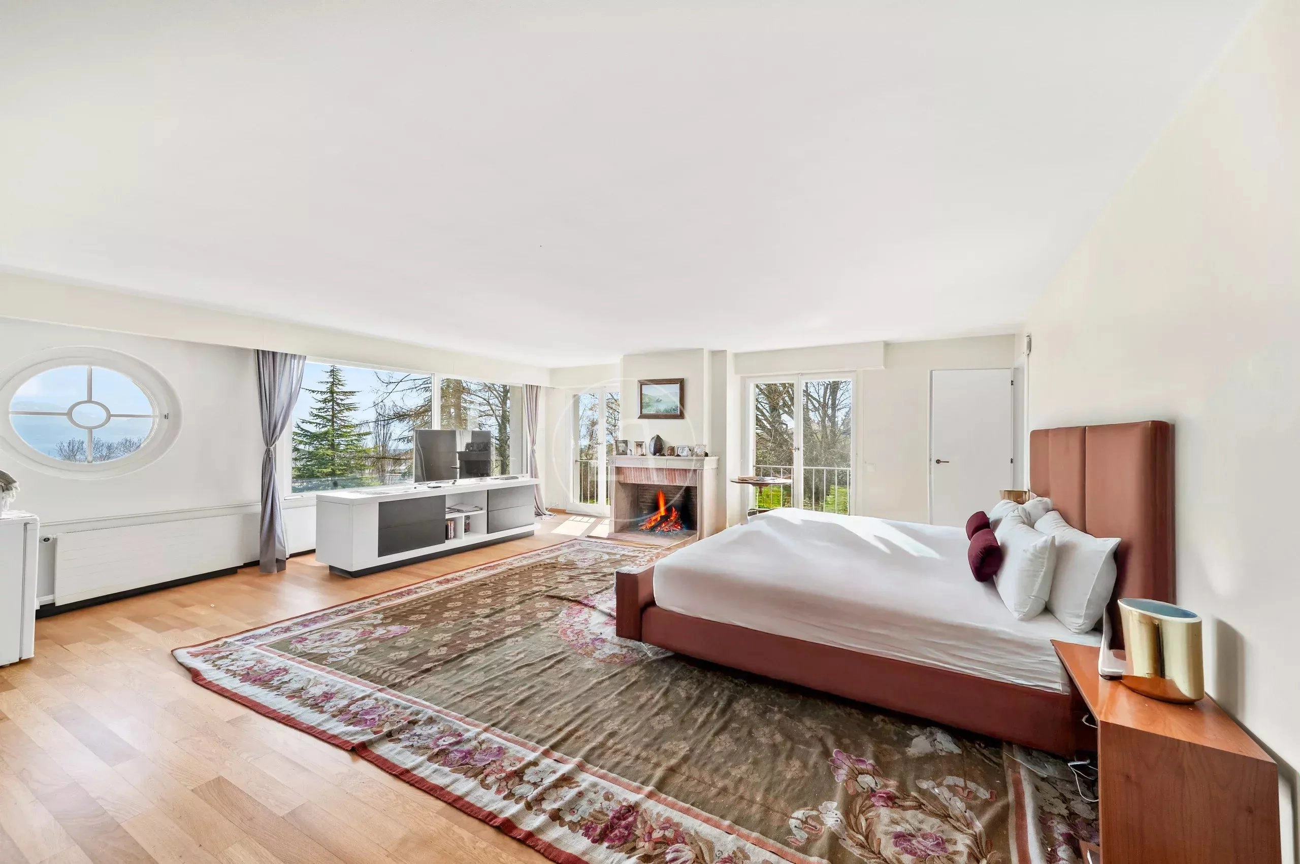 Helles Schlafzimmer mit Kamin und Ausblick