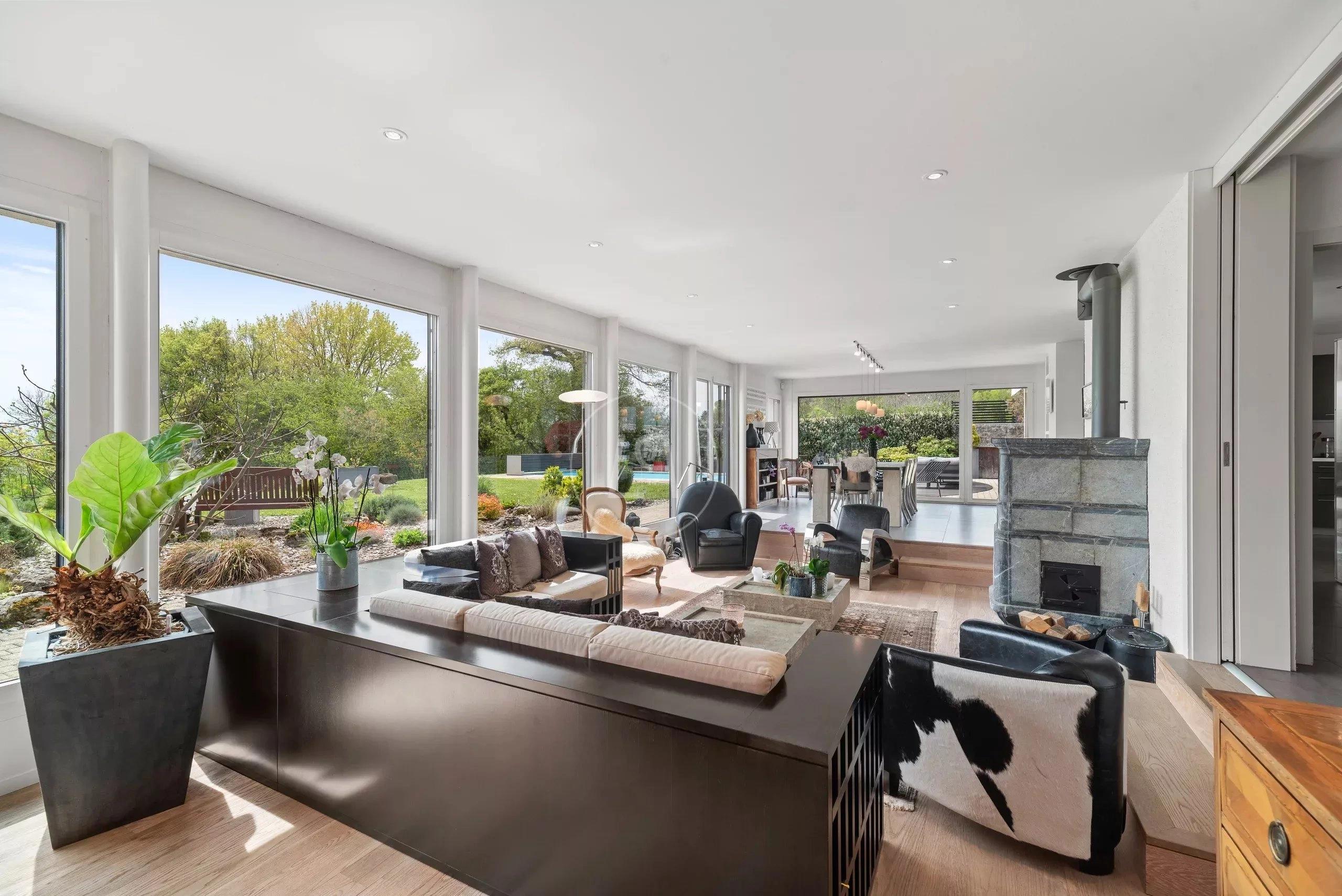 Großzügiges Wohnzimmer mit Blick in den Garten