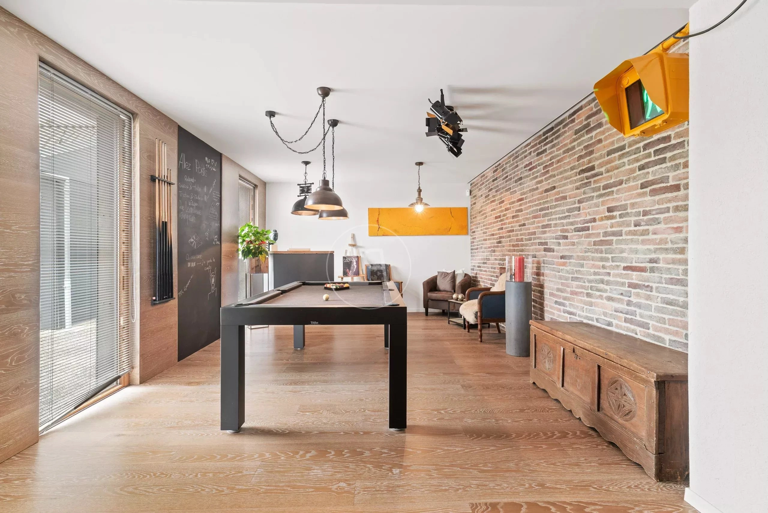 Billard- und Loungezimmer mit Industriecharme