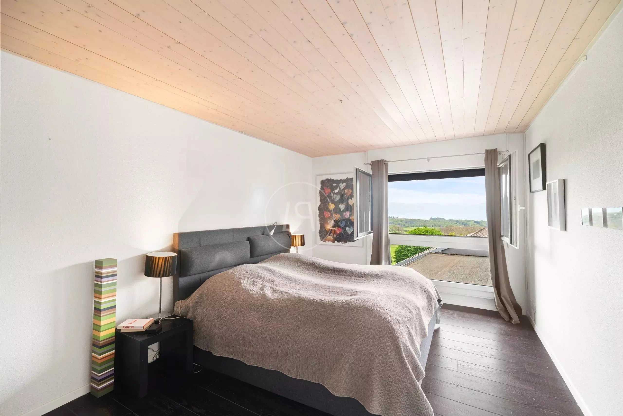 Helles Schlafzimmer mit Ausblick