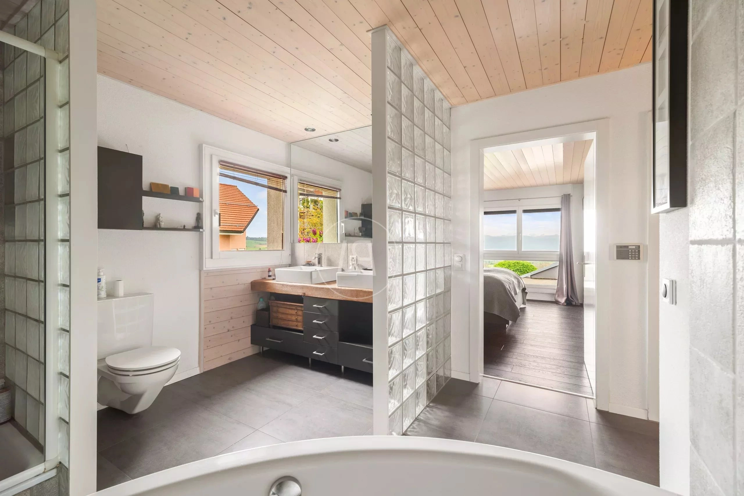 Modernes Badezimmer mit Blick ins Schlafzimmer