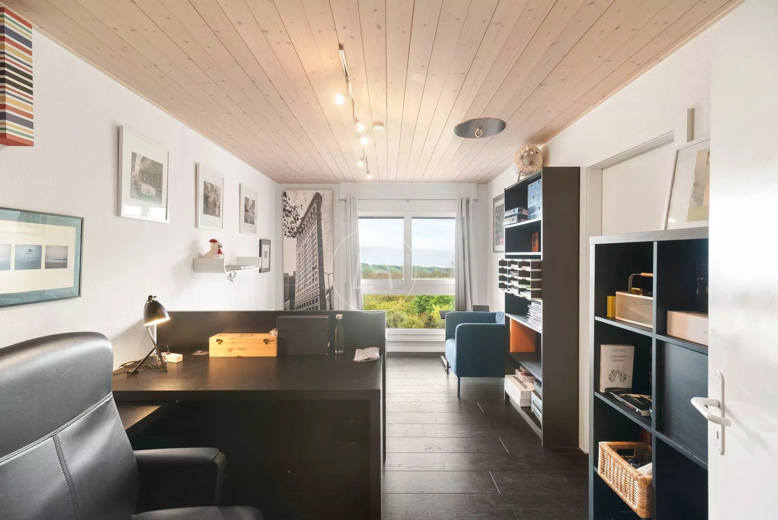 Helles Arbeitszimmer mit Ausblick