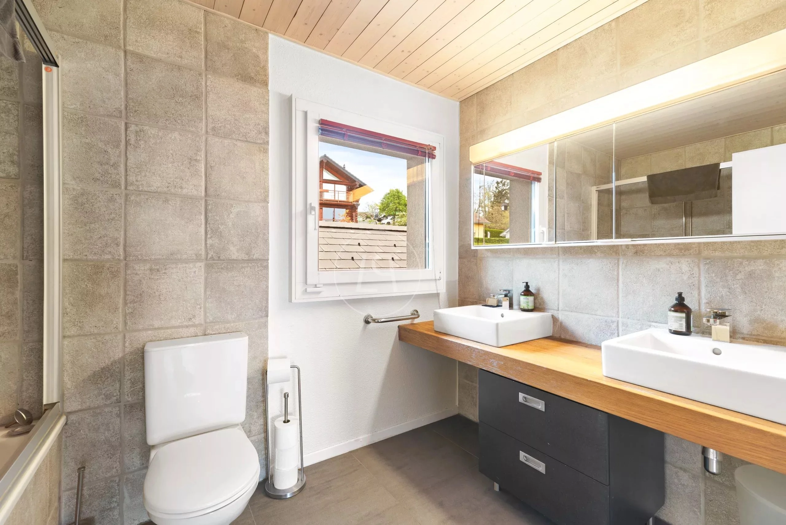 Modernes Badezimmer mit Doppelwaschtisch und WC
