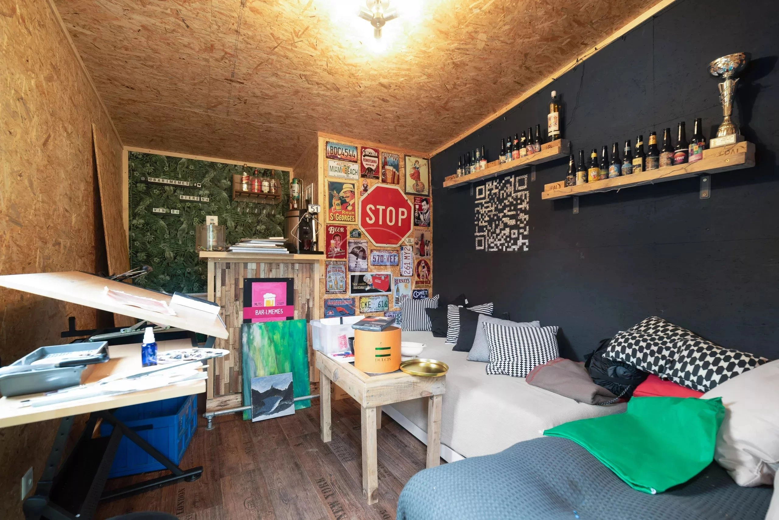 Kleiner, individuell gestalteter Innenraum mit Couch und Bar-Ecke