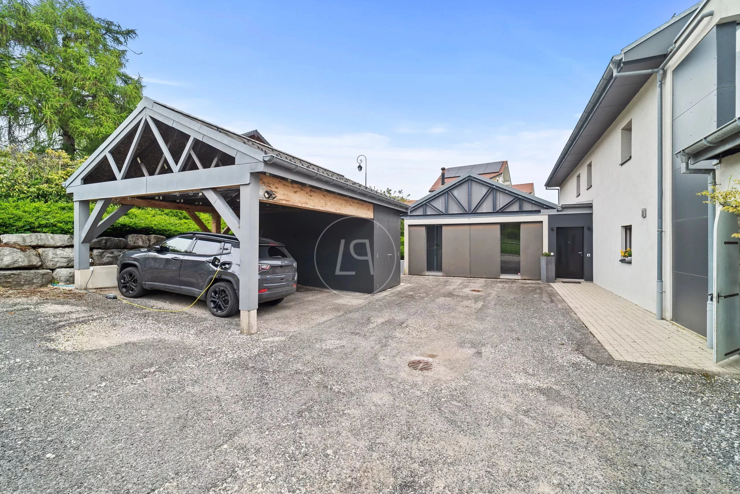 Modernes Hof- und Garagenensemble