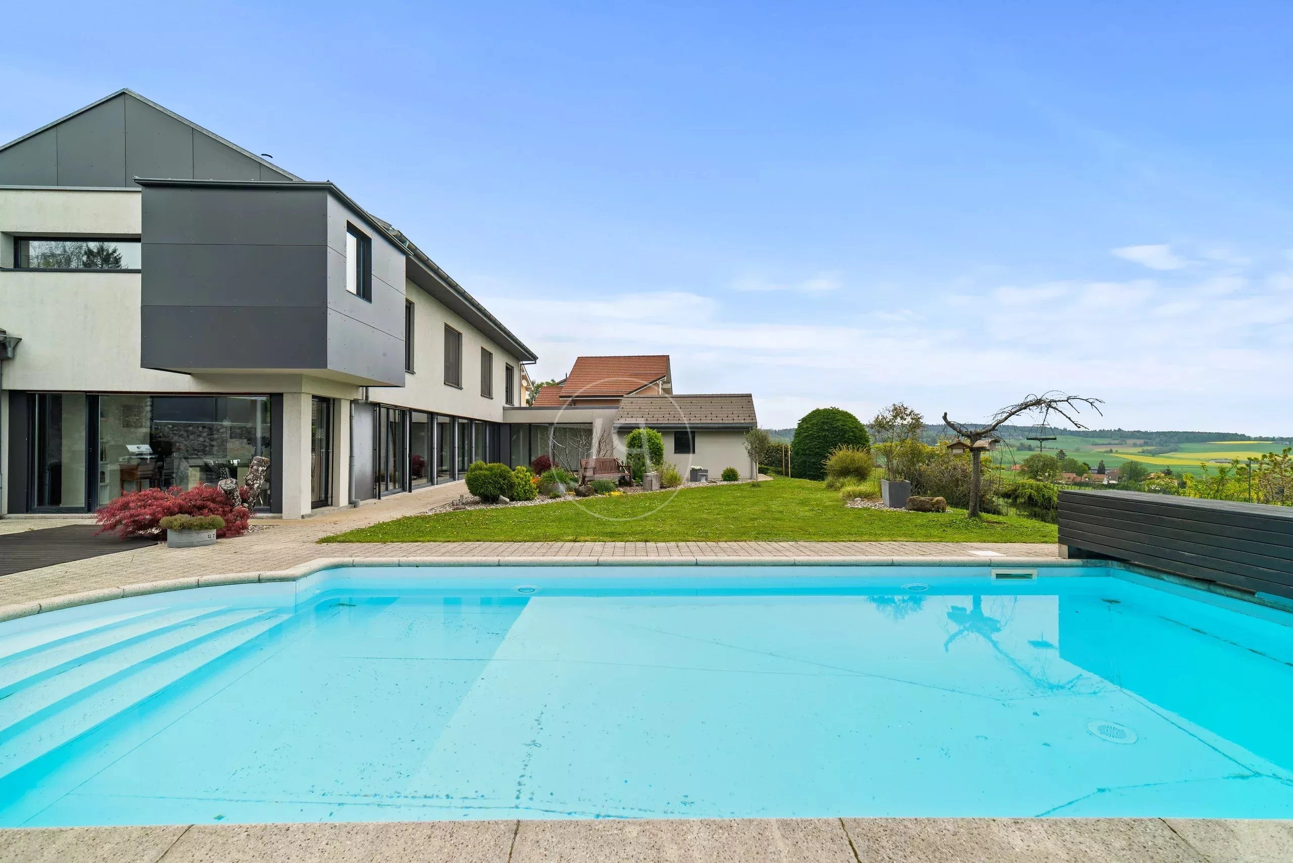 Außenansicht mit Pool und Garten