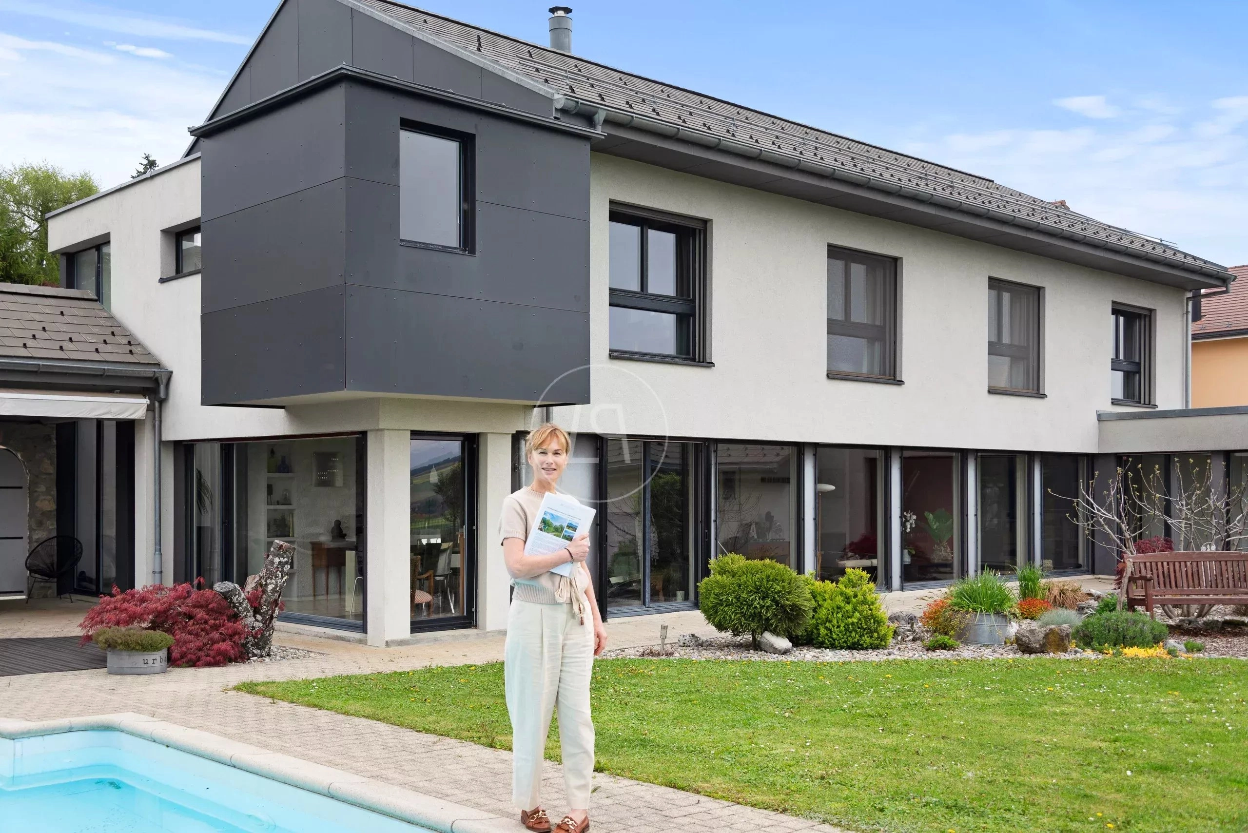 Modernes Einfamilienhaus mit Garten und Pool