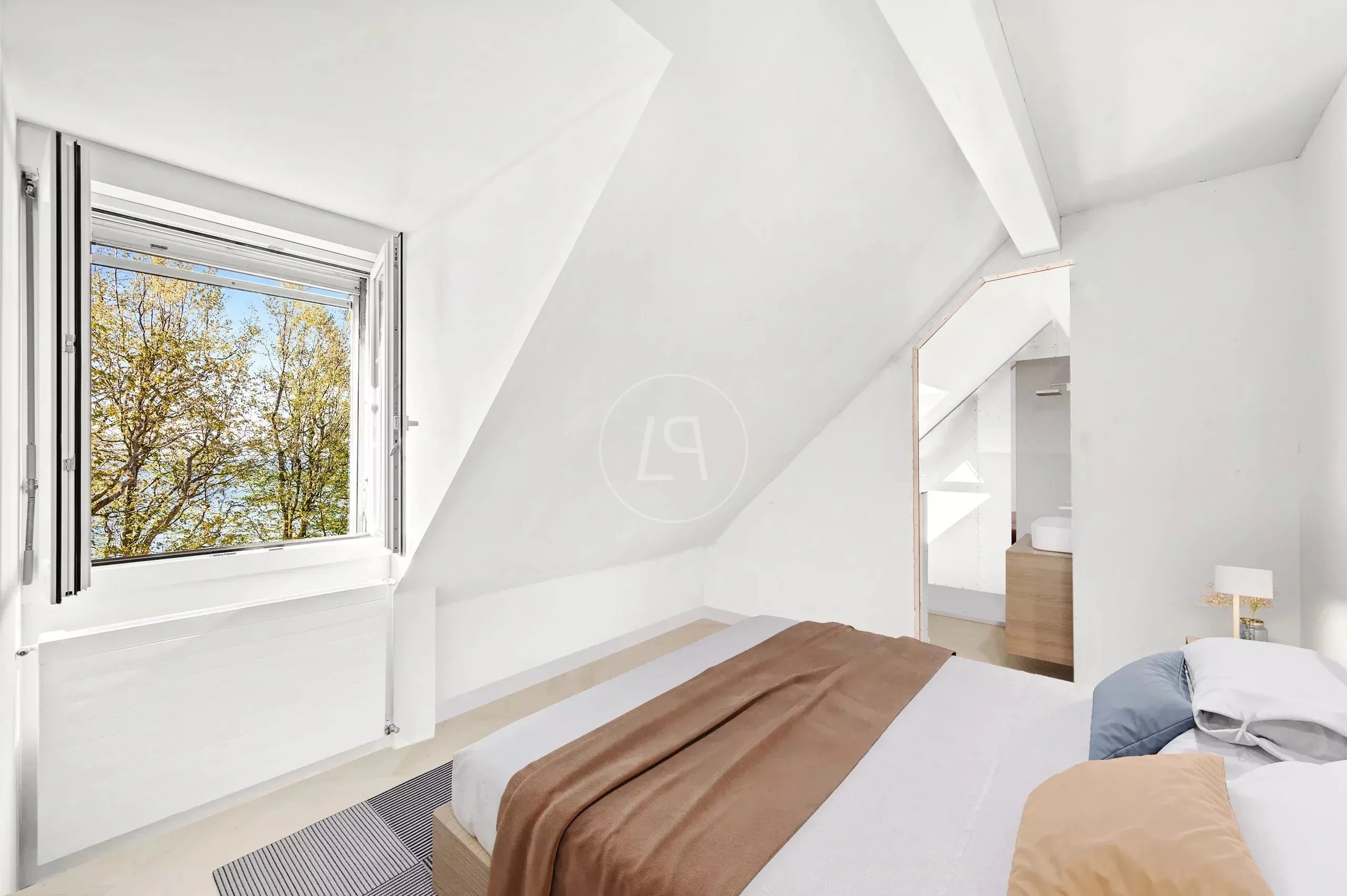 Helles Dachgeschoss-Schlafzimmer