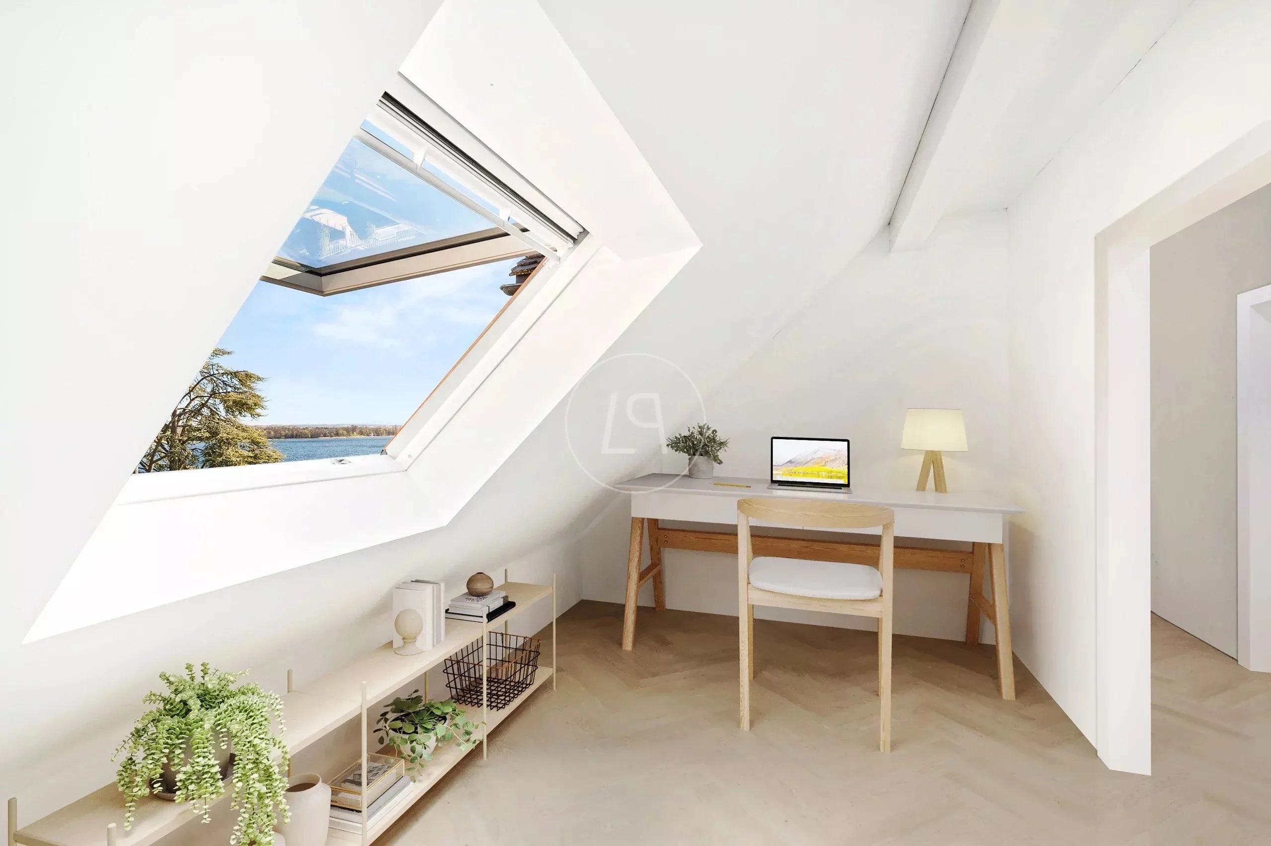 Helles Dachzimmer mit Arbeitsplatz und Seeblick