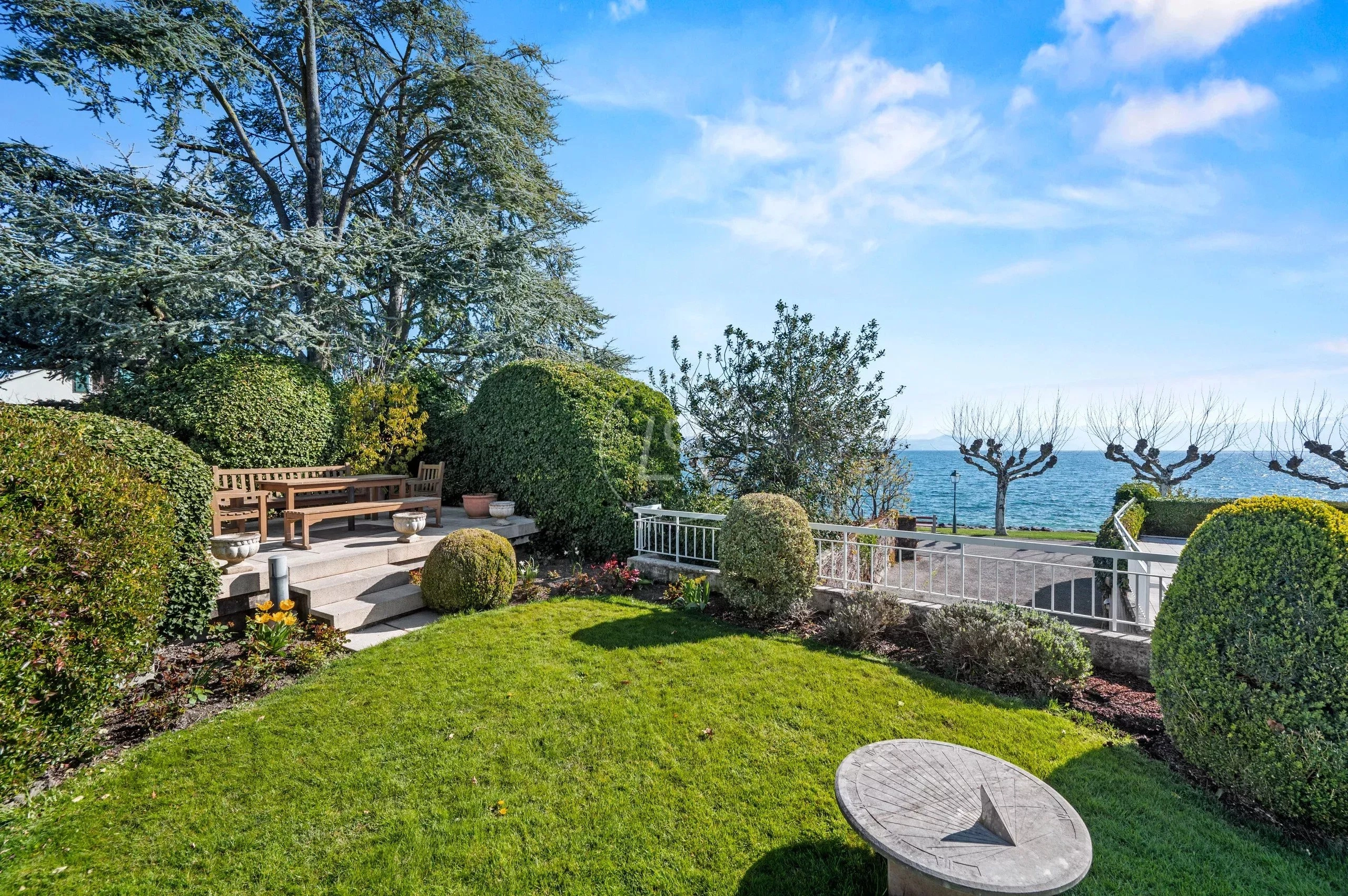 Gepflegter Garten mit Meerblick