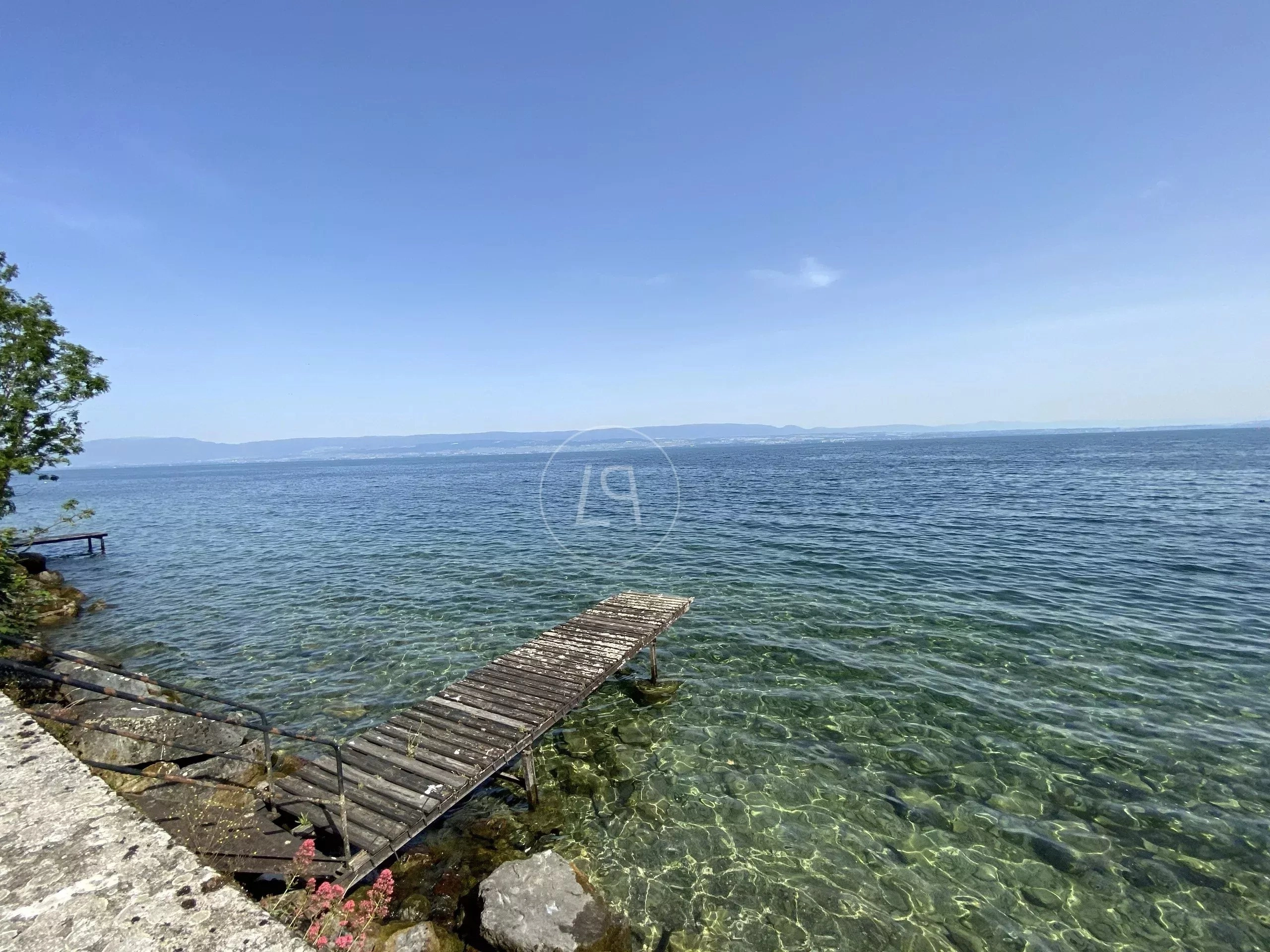 Seeblick mit hölzernem Steg