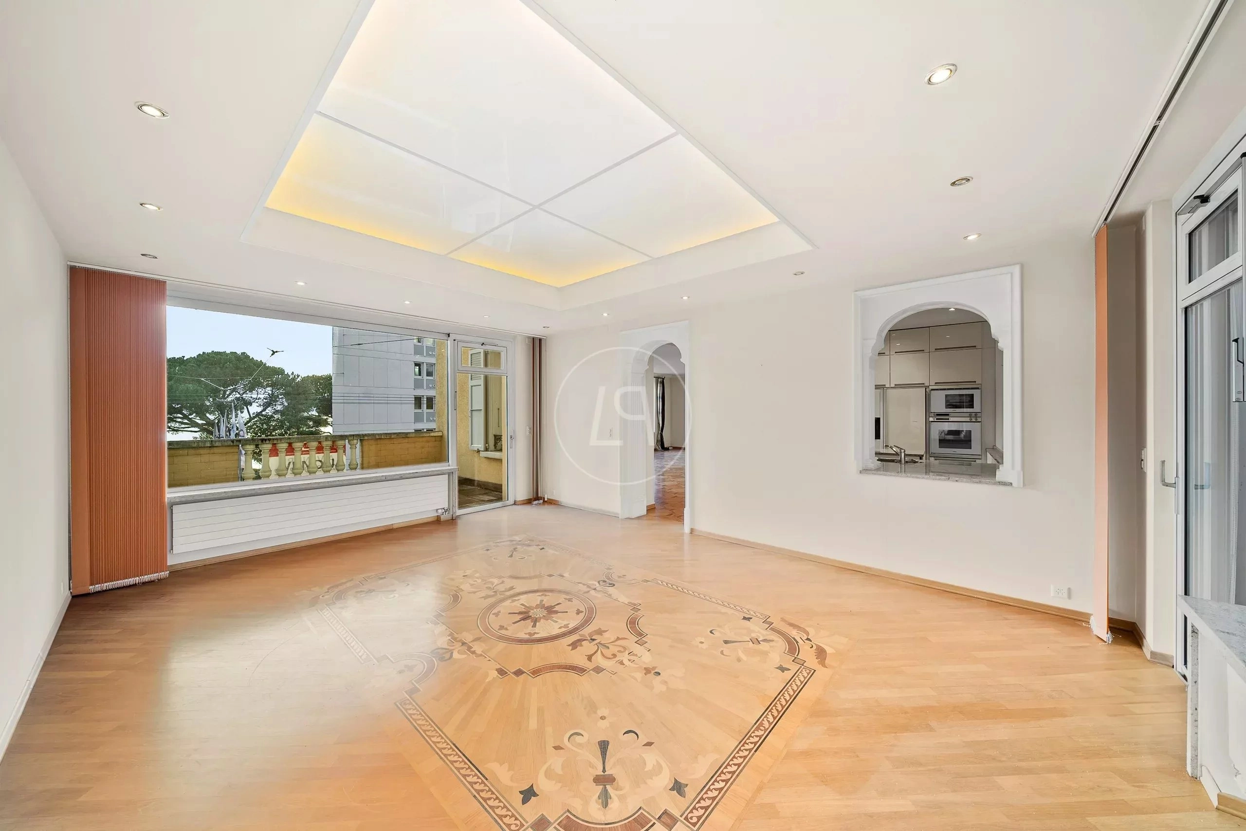 Heller Wohnraum mit Balkon und Blick ins Freie