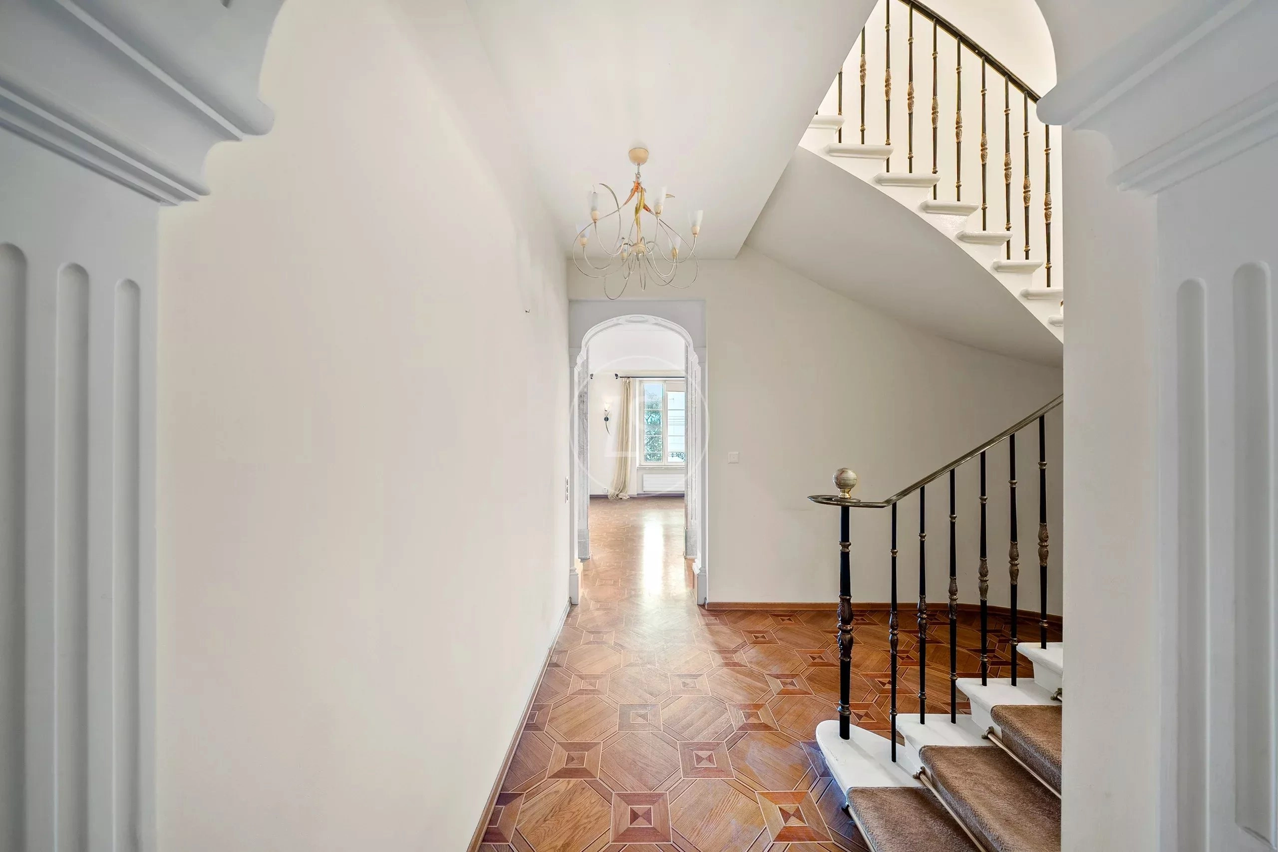 Eleganter Flur mit Treppe