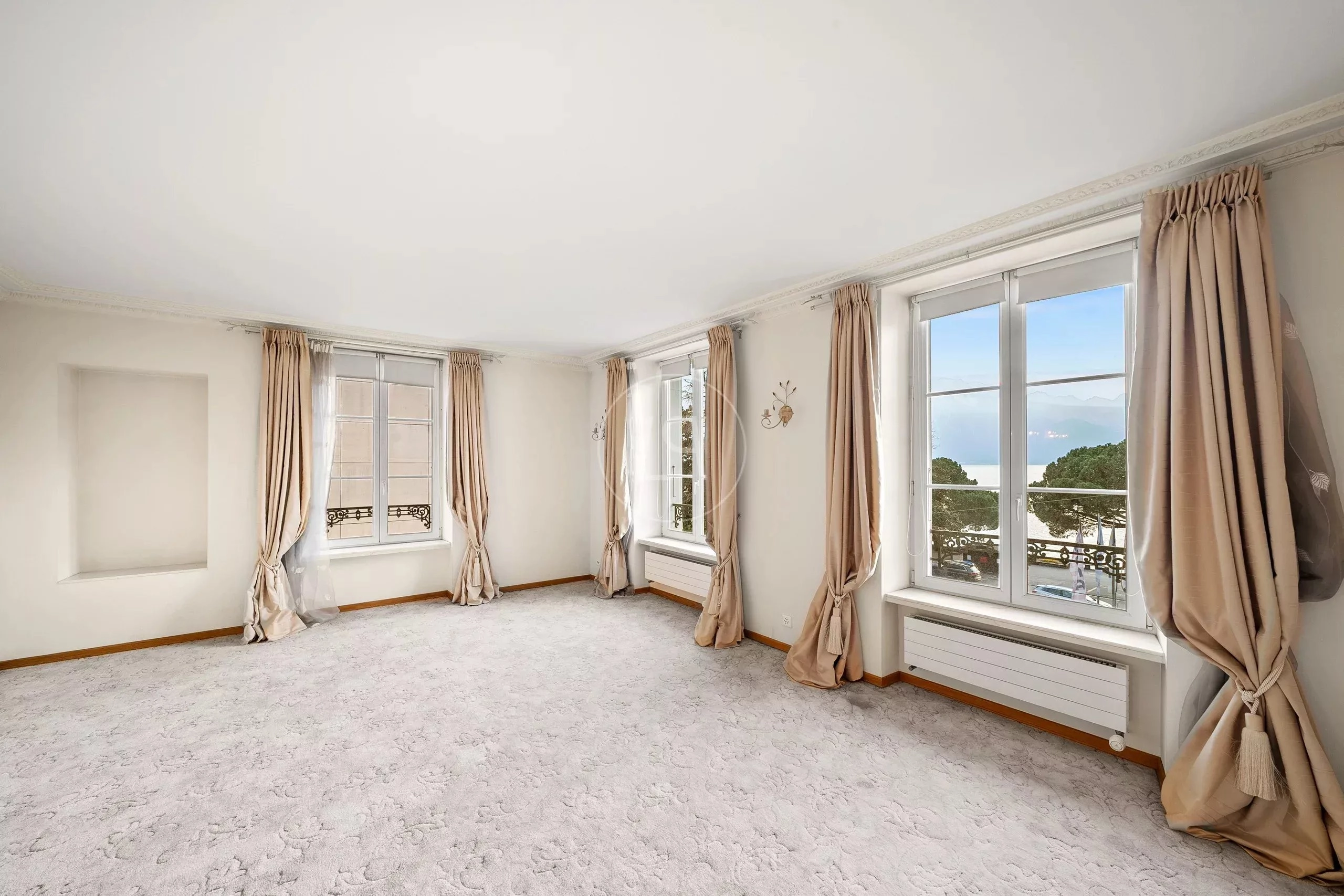 Helles leerstehendes Zimmer mit Meerblick