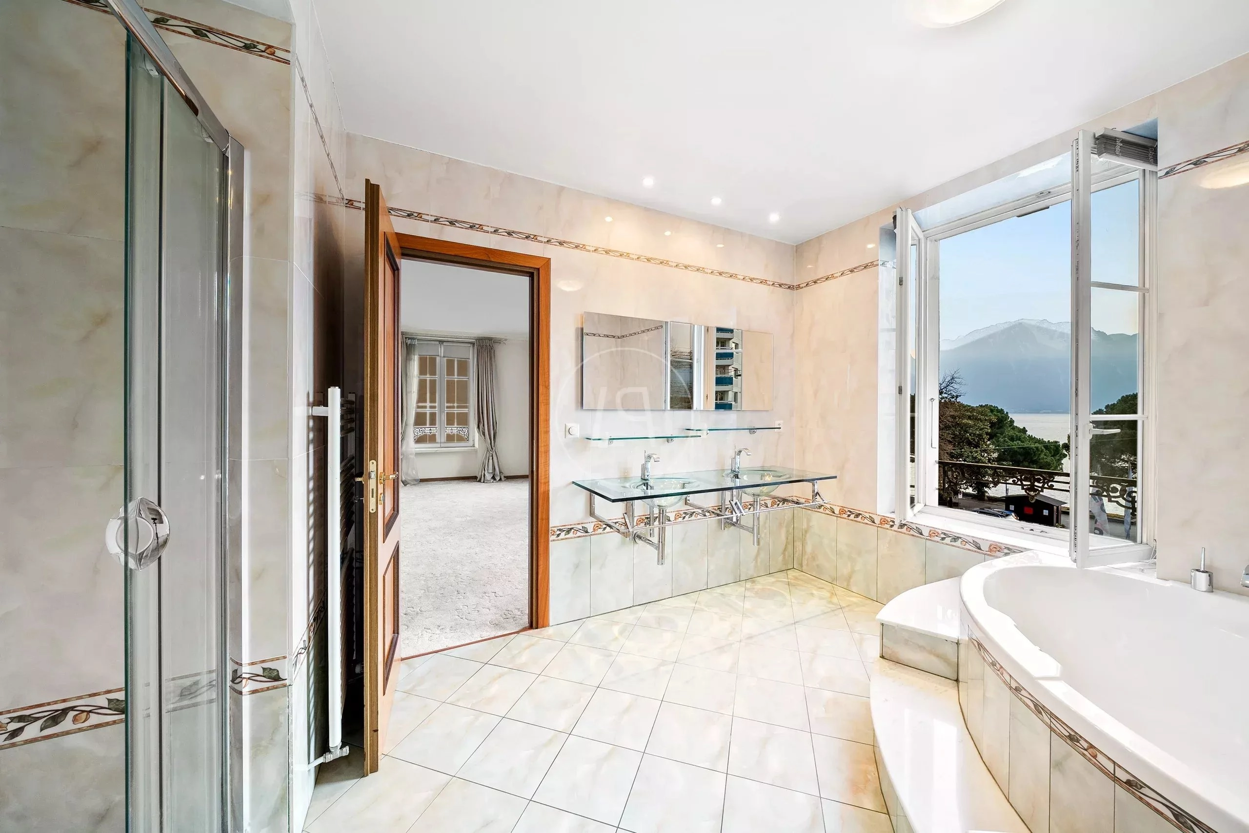Helles Badezimmer mit Seeblick