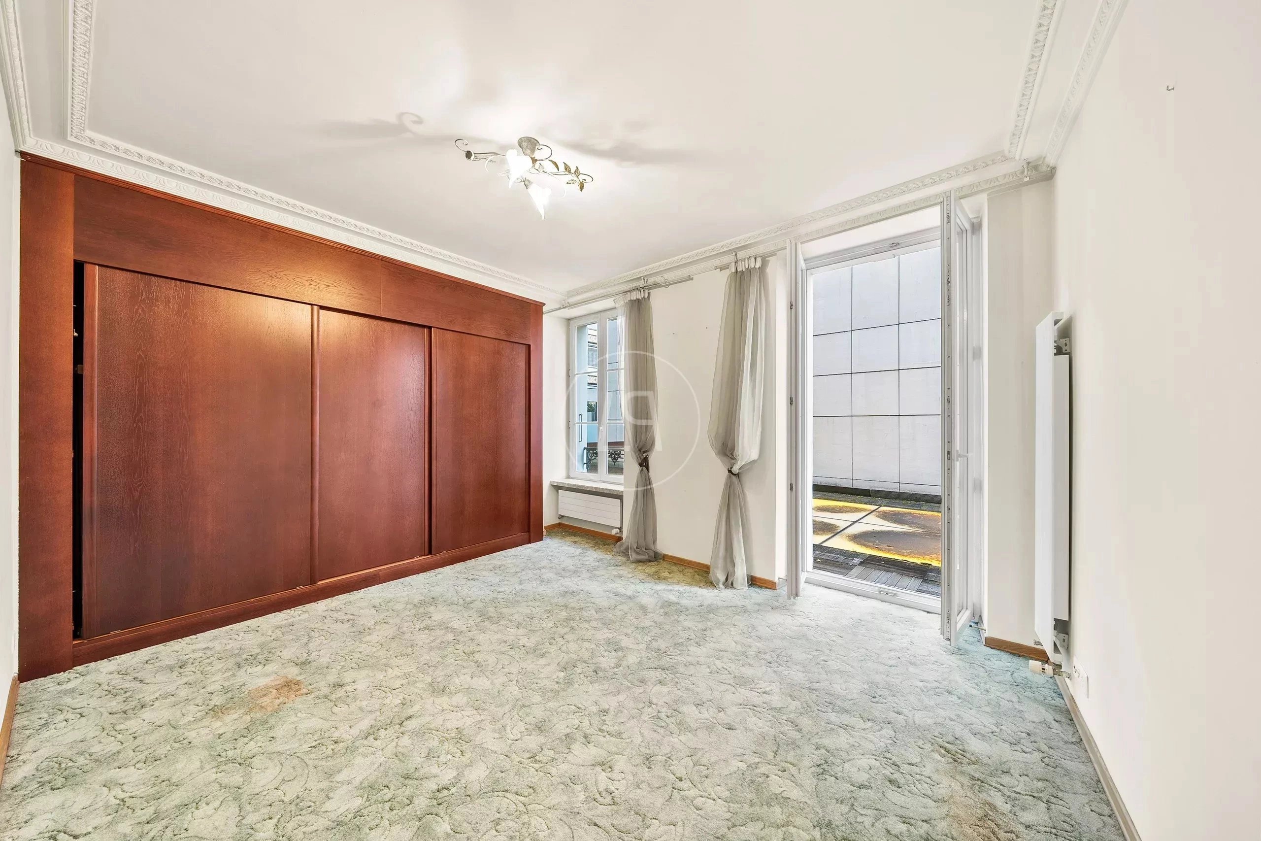 Helles Schlafzimmer mit Einbauschrank und Balkonzugang