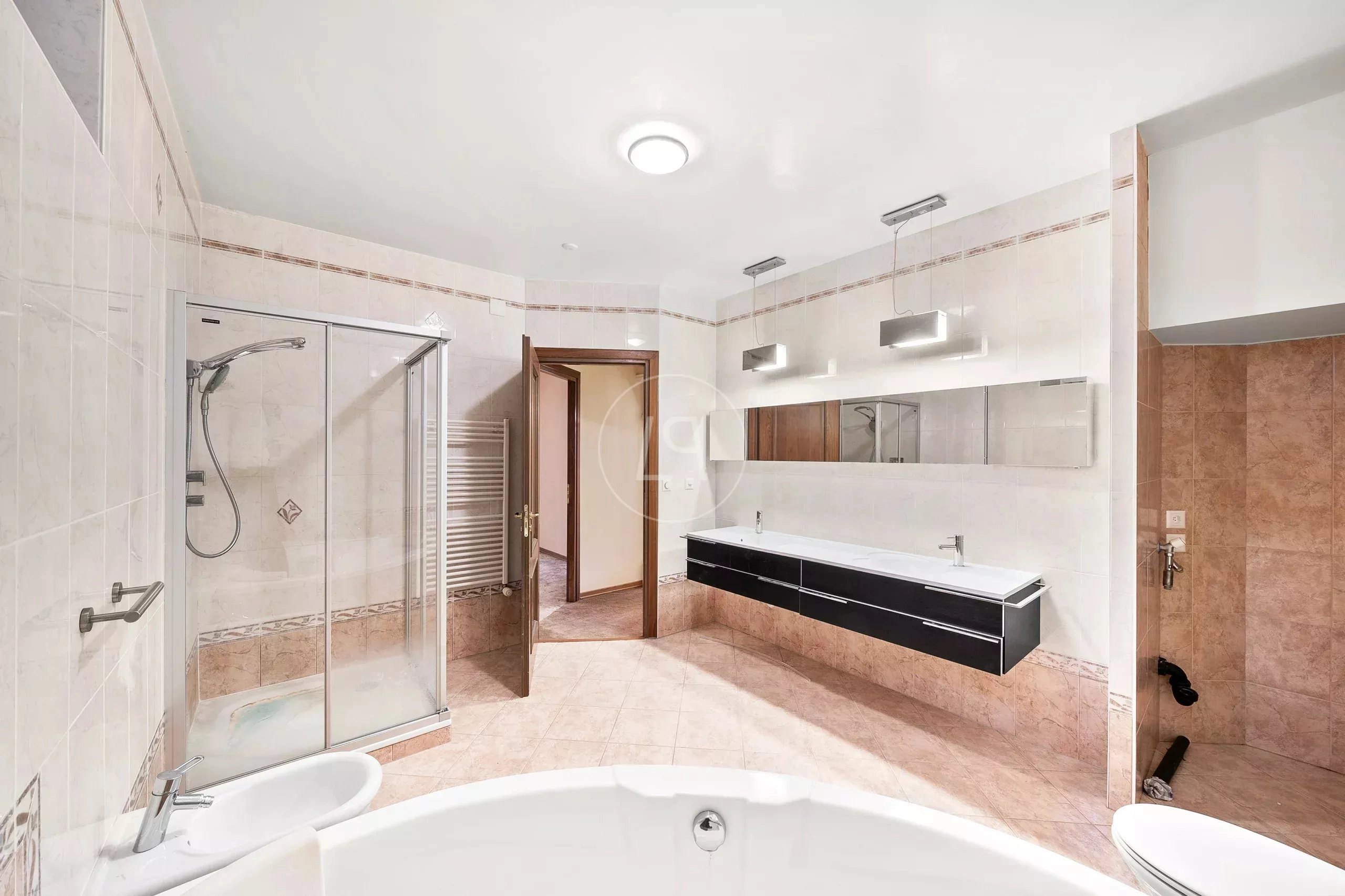 Modernes Badezimmer mit Dusche und Doppelwaschtisch