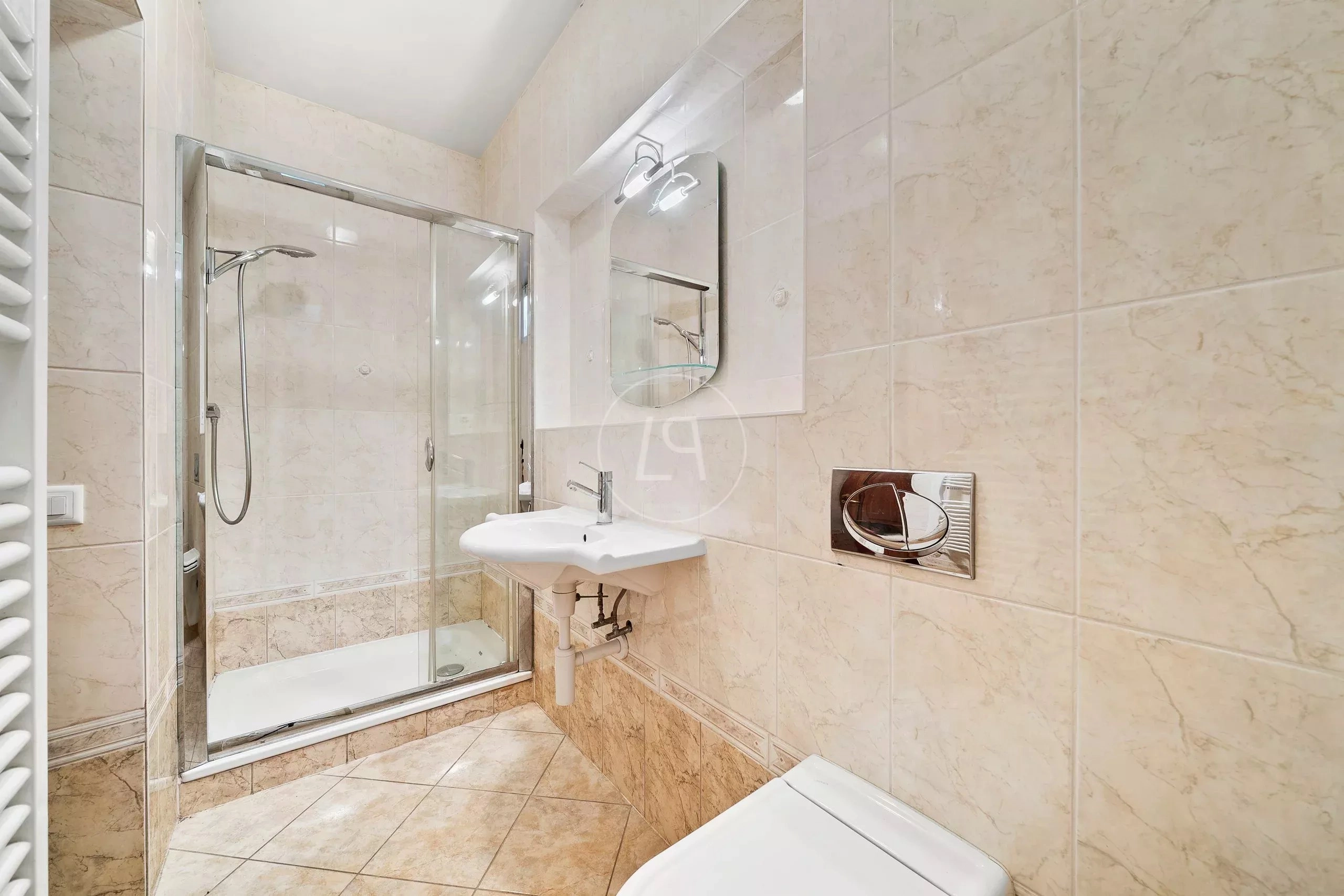 Modernes Badezimmer mit Dusche und Wand-WC