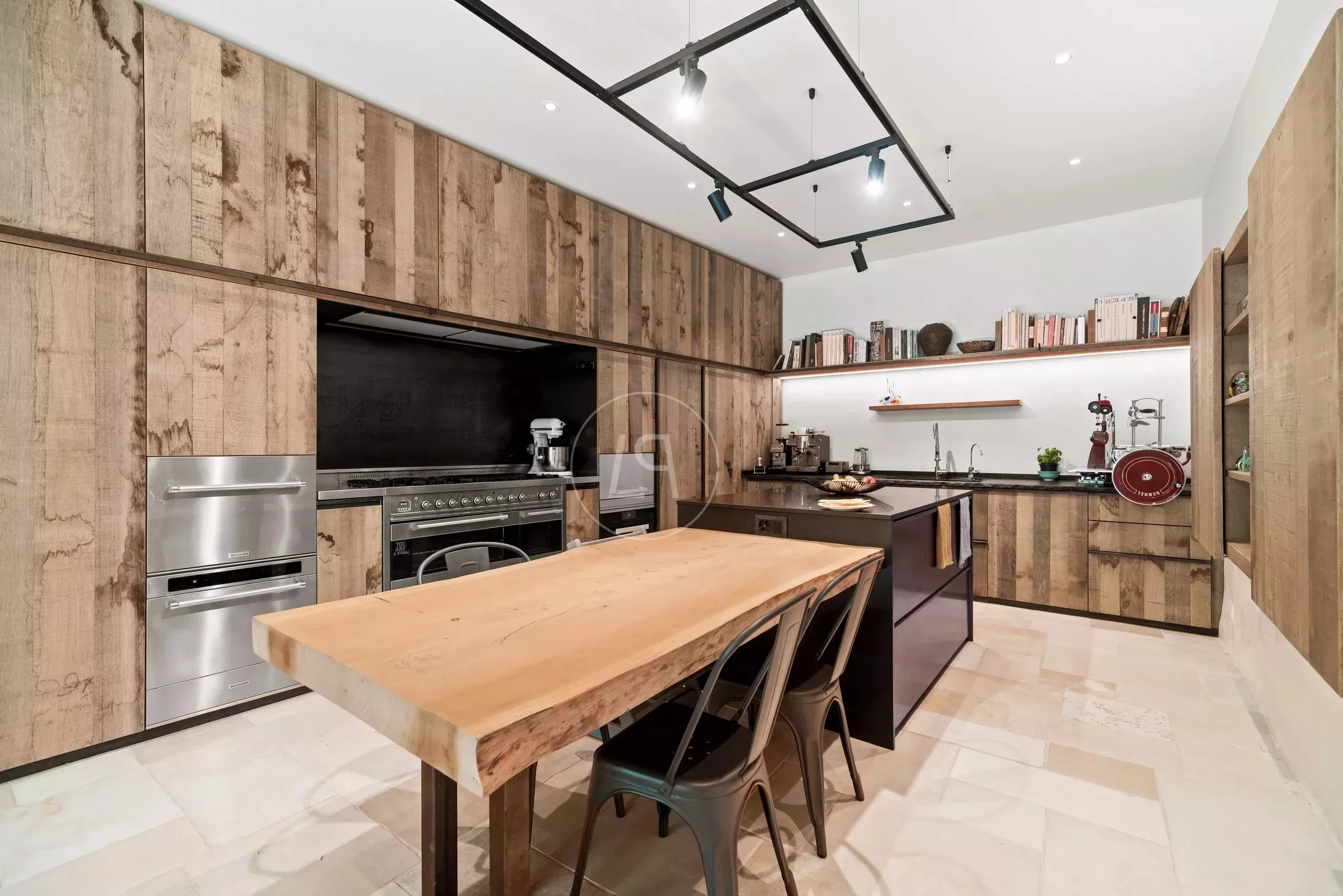Moderne Küche mit Holzoptik und Kochinsel