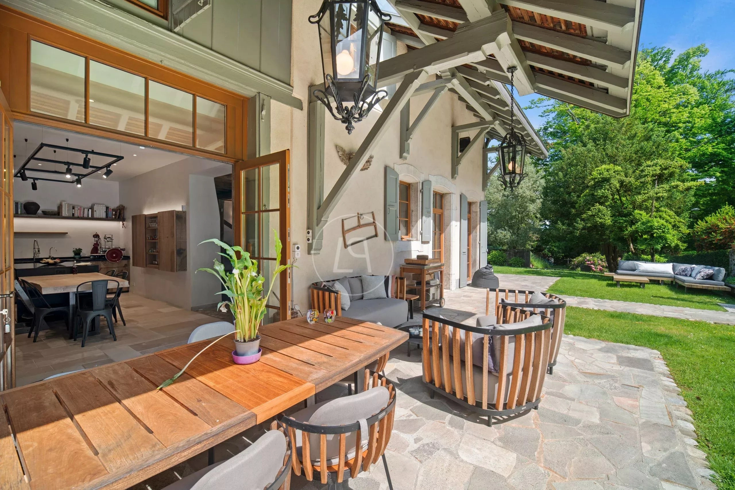 Terrasse mit Zugang zum Wohnbereich
