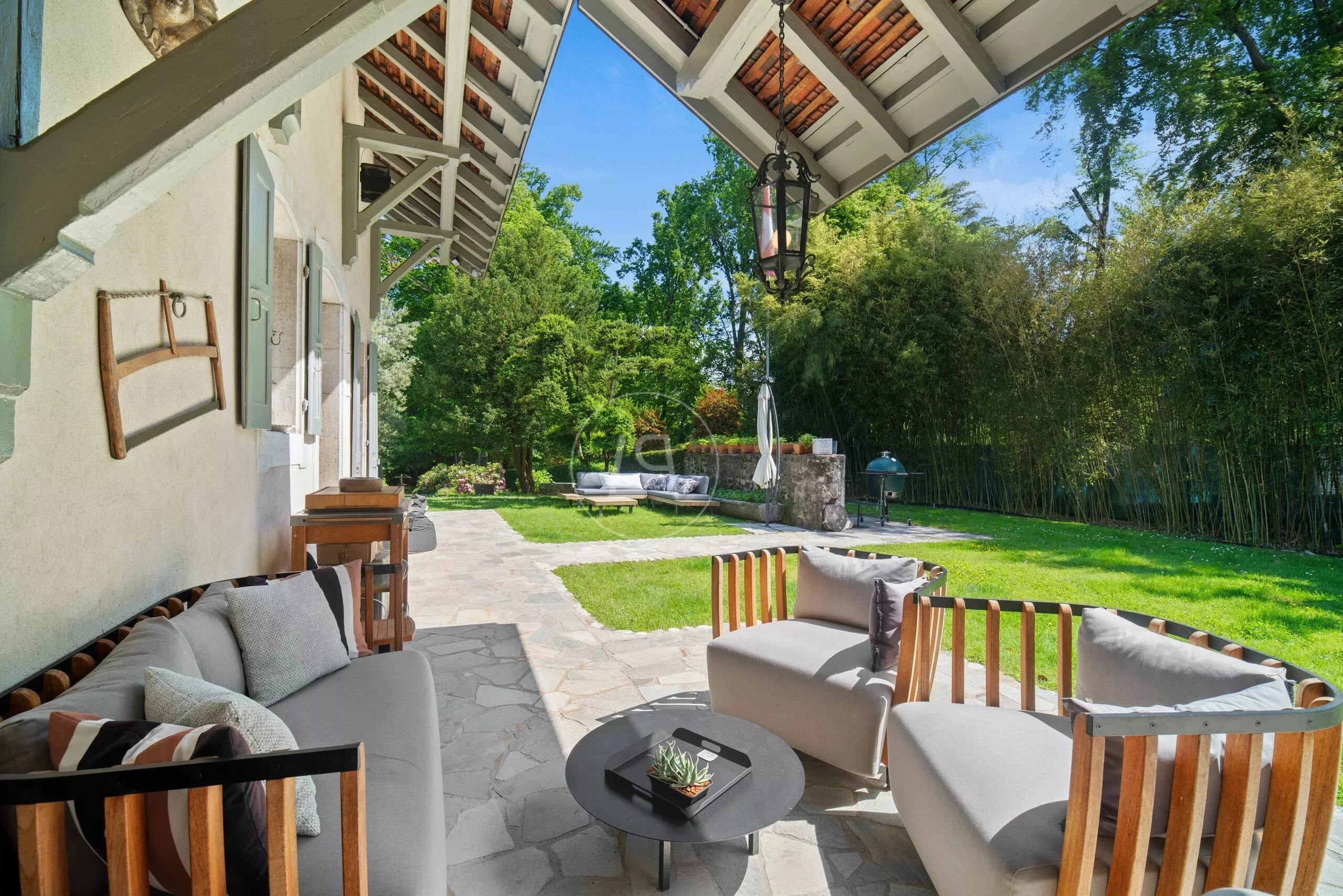Überdachte Gartenterrasse mit Lounge-Bereich