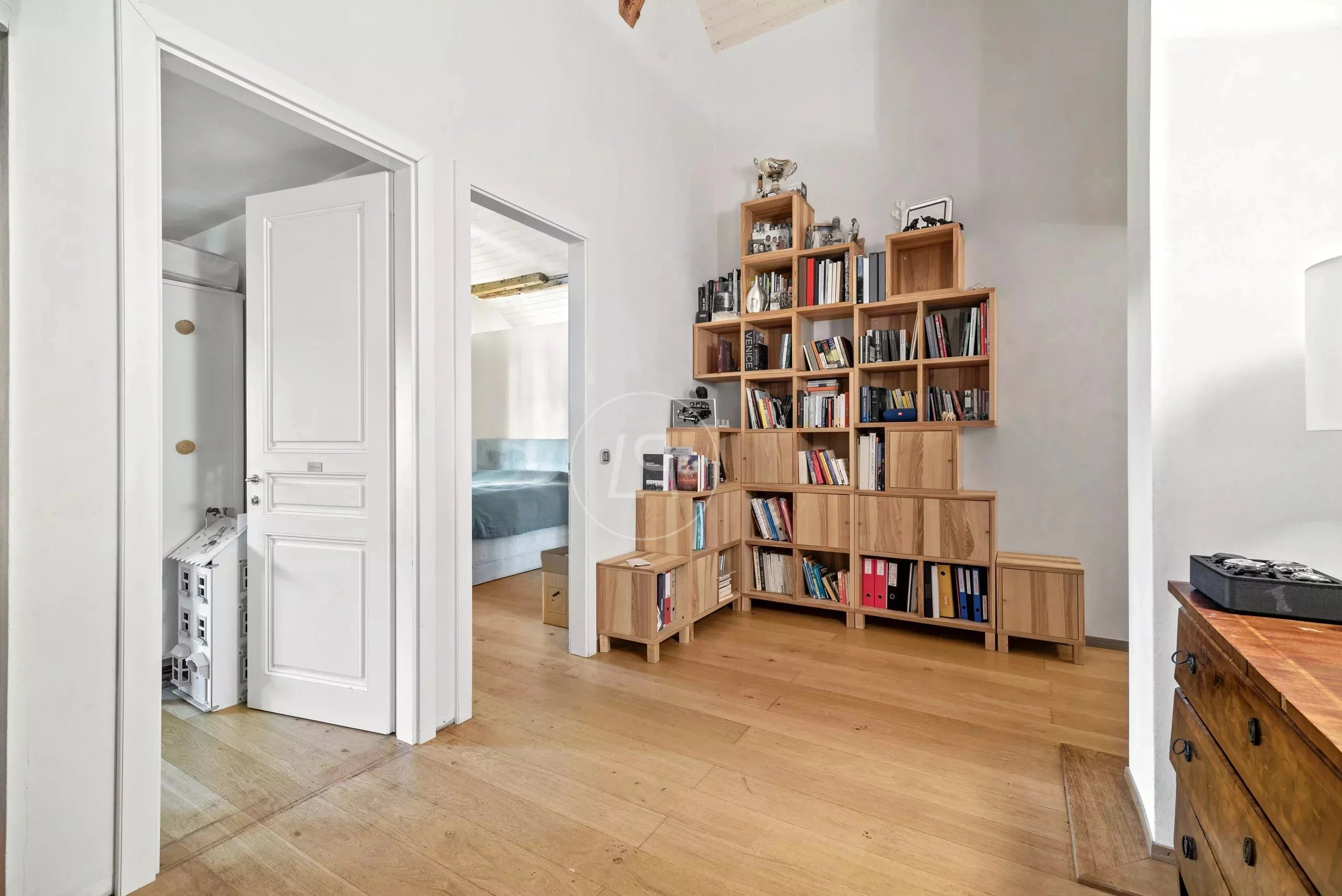 Hell eingerichtetes Schlafzimmer mit Galeriecharakter