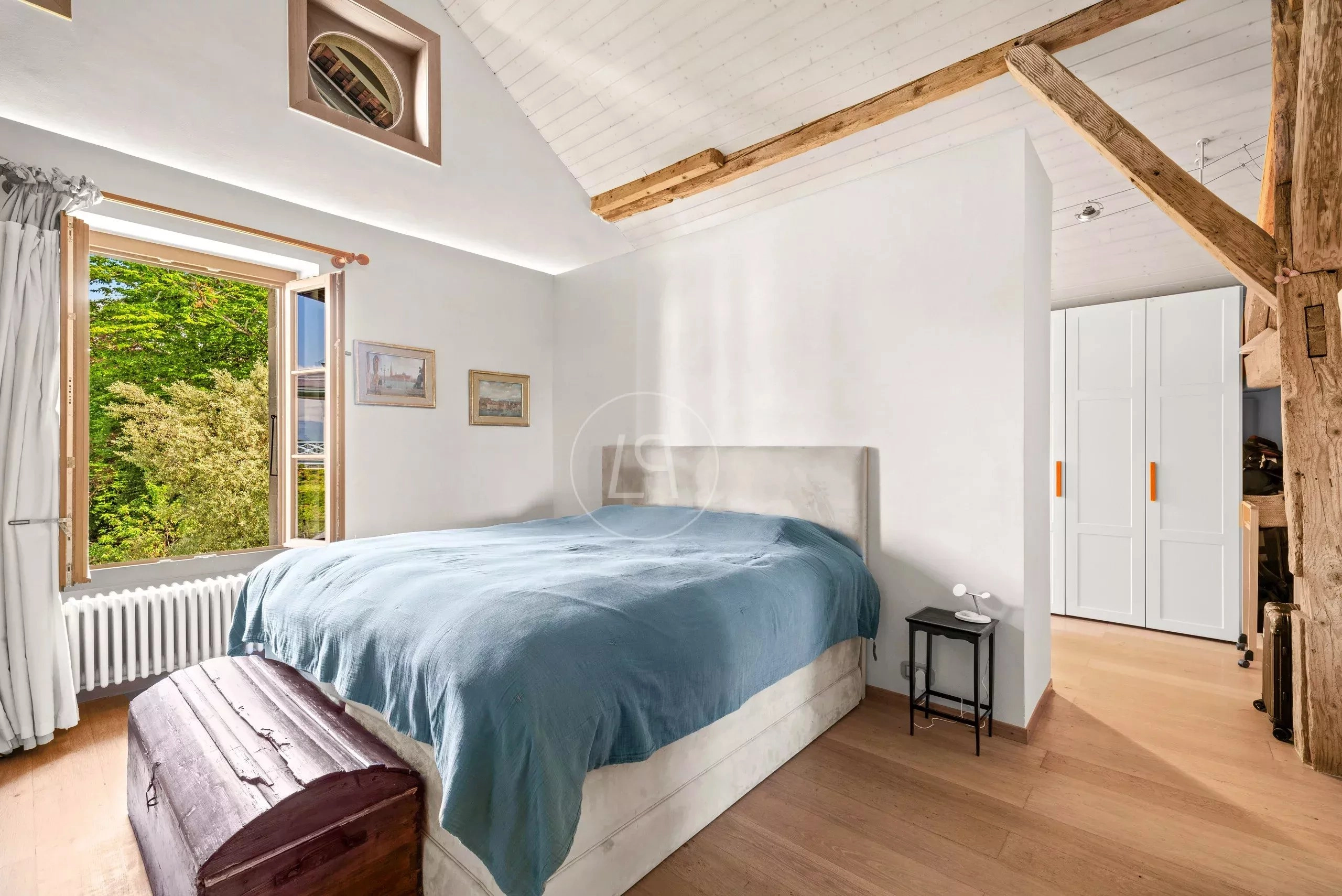 Helles Schlafzimmer mit sichtbaren Holzbalken