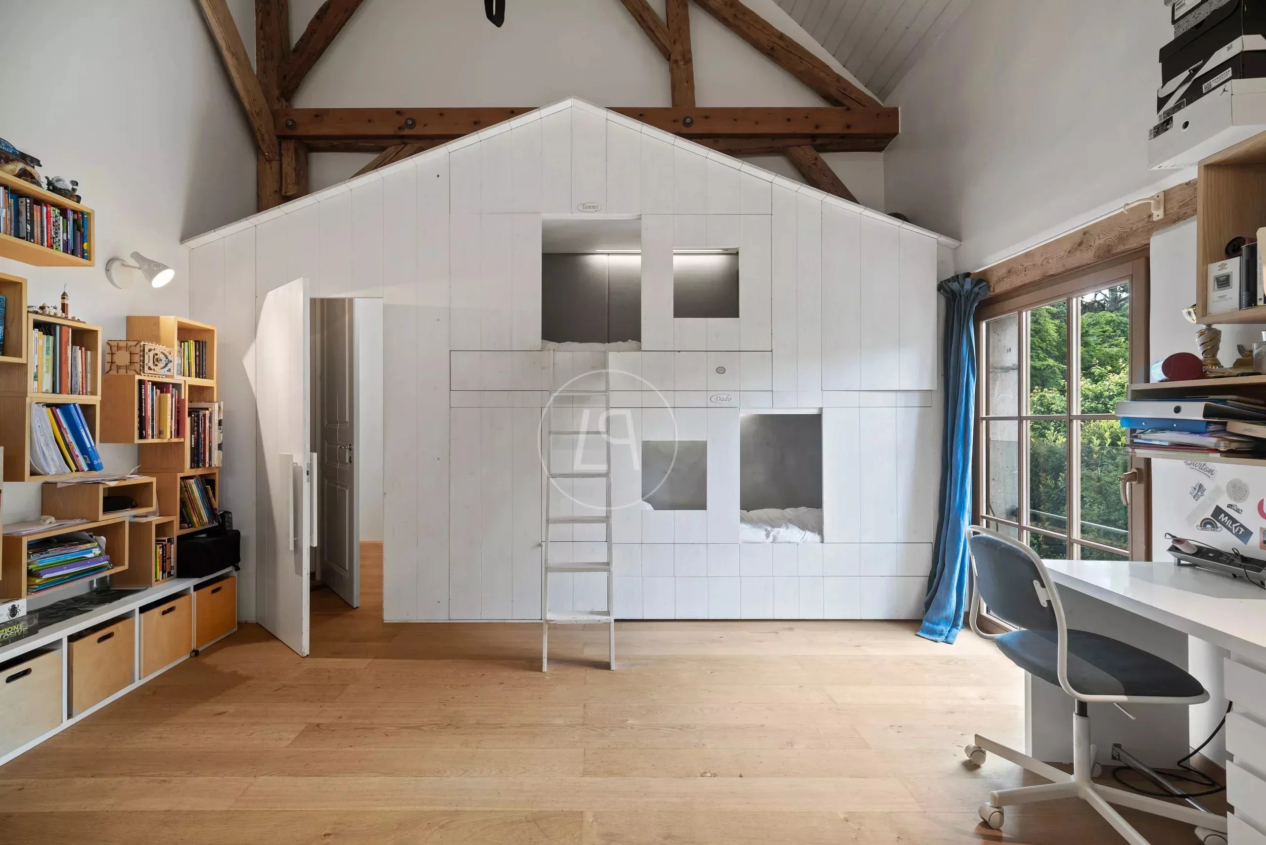 Dachgeschosszimmer mit Galerie und Einbauten