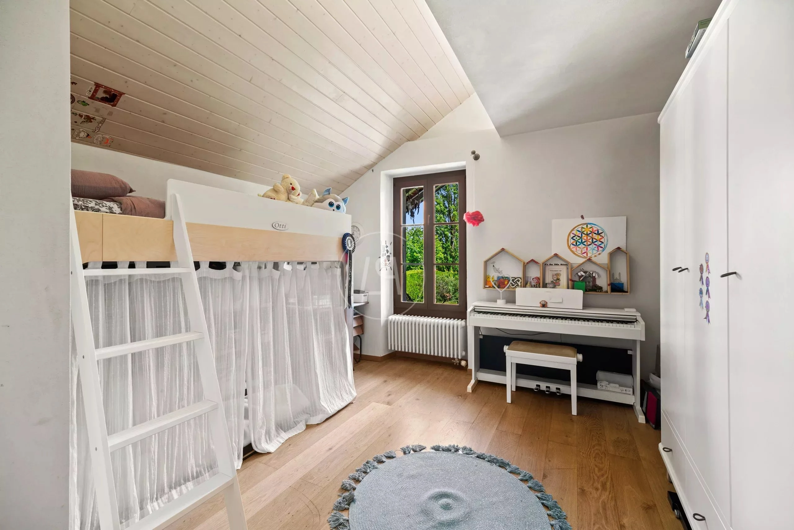Gemütliches Kinderzimmer im Dachgeschoss