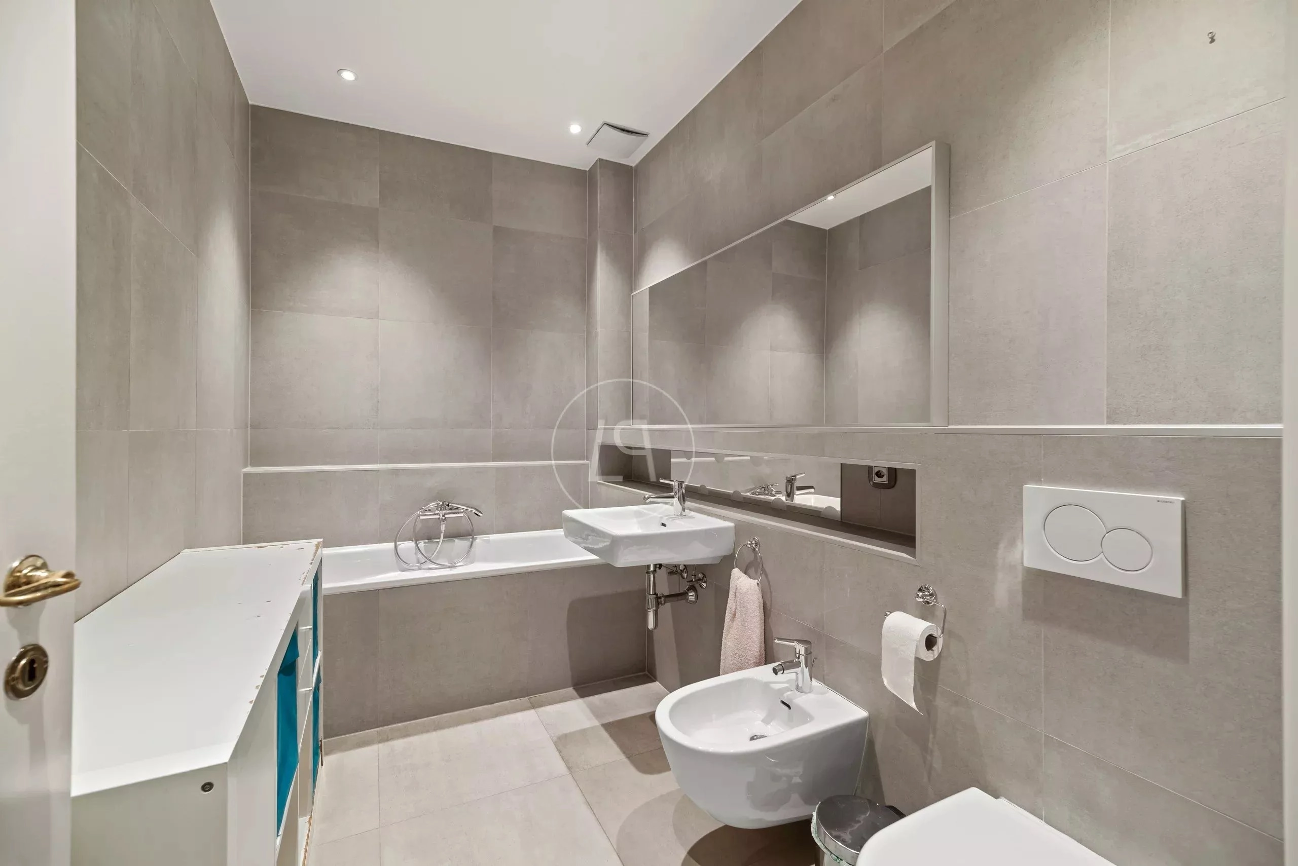 Modernes Badezimmer mit Wand-WC und Badewanne
