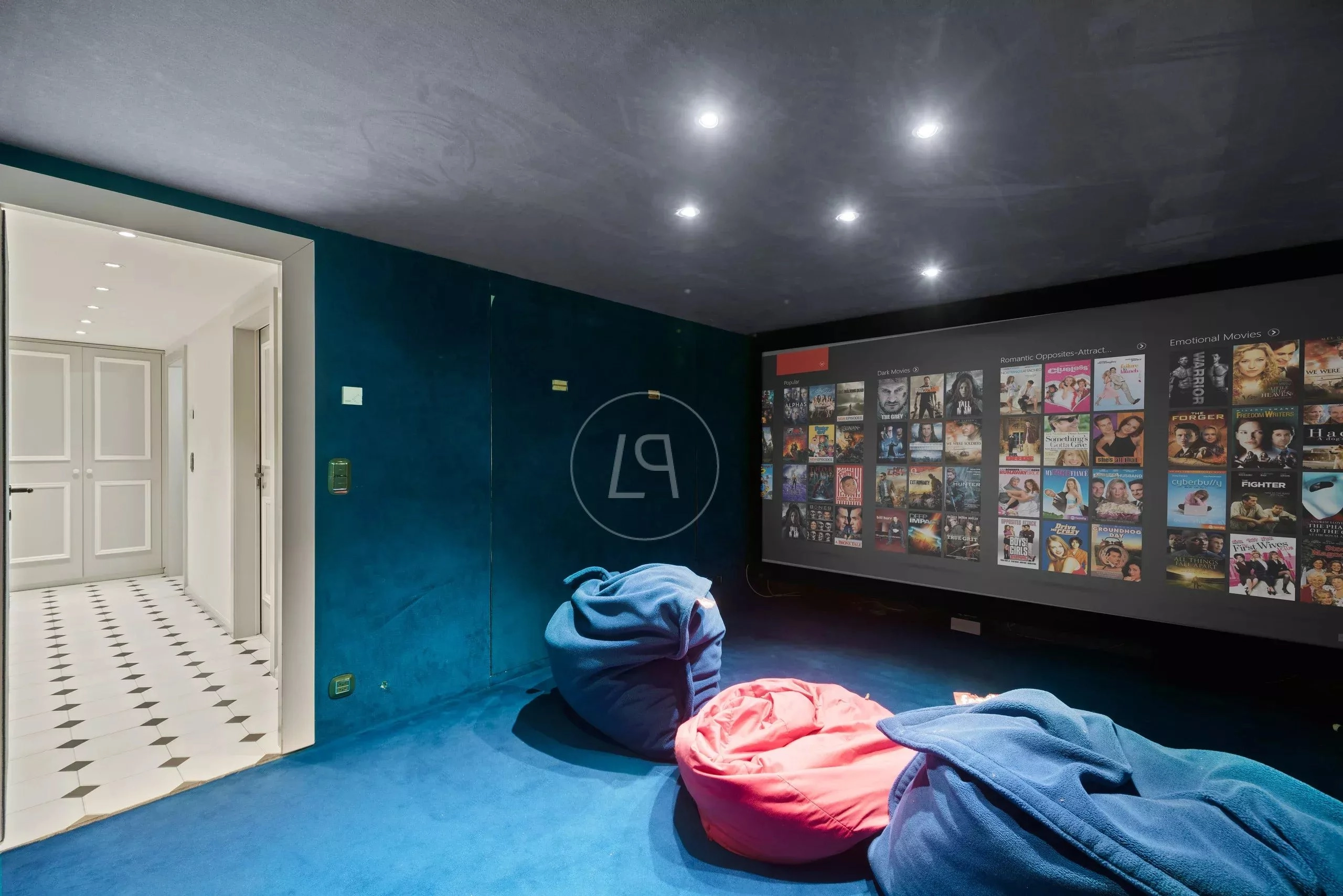 Heimkino mit Projektionswand