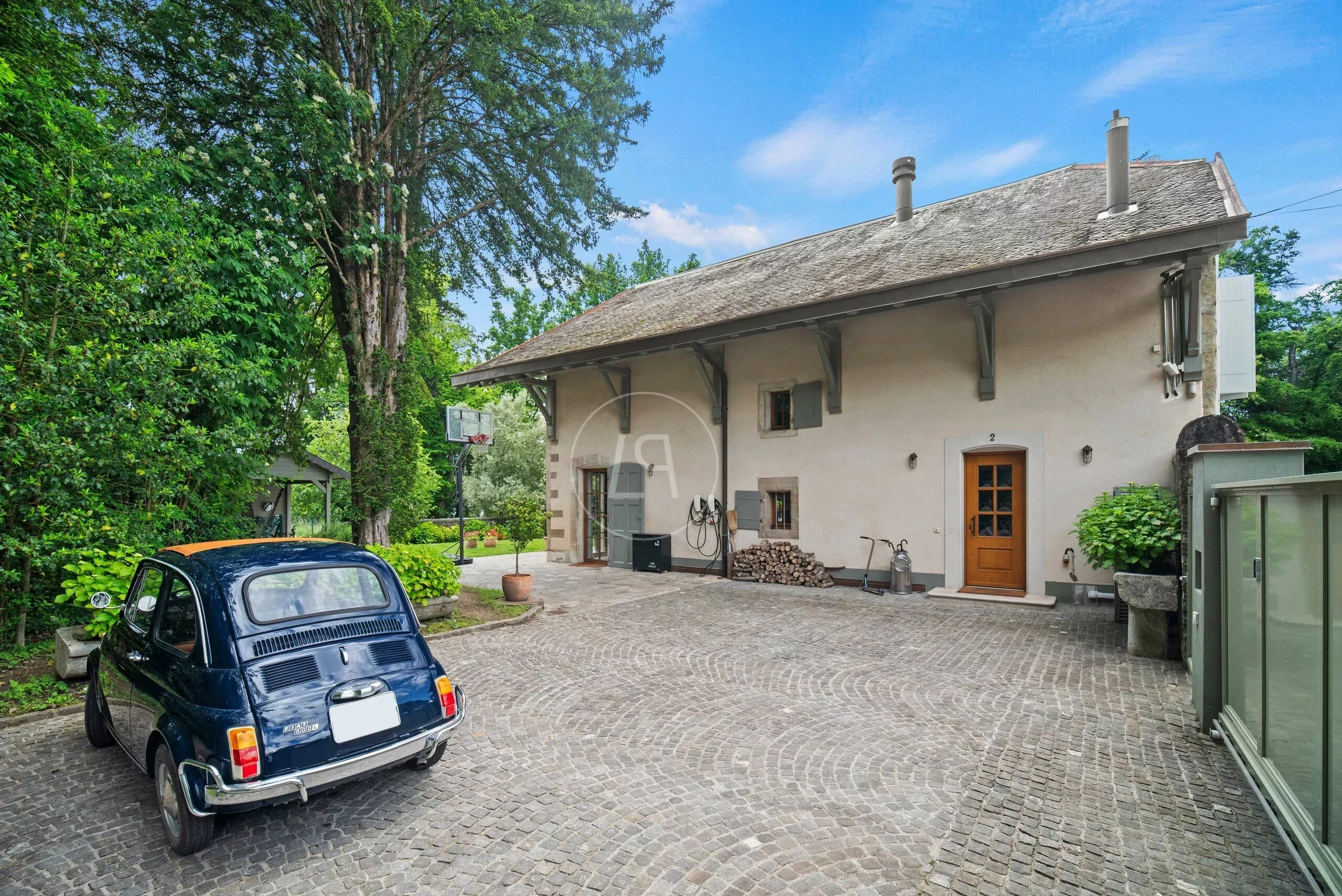 Große Zufahrt mit historischem Haus