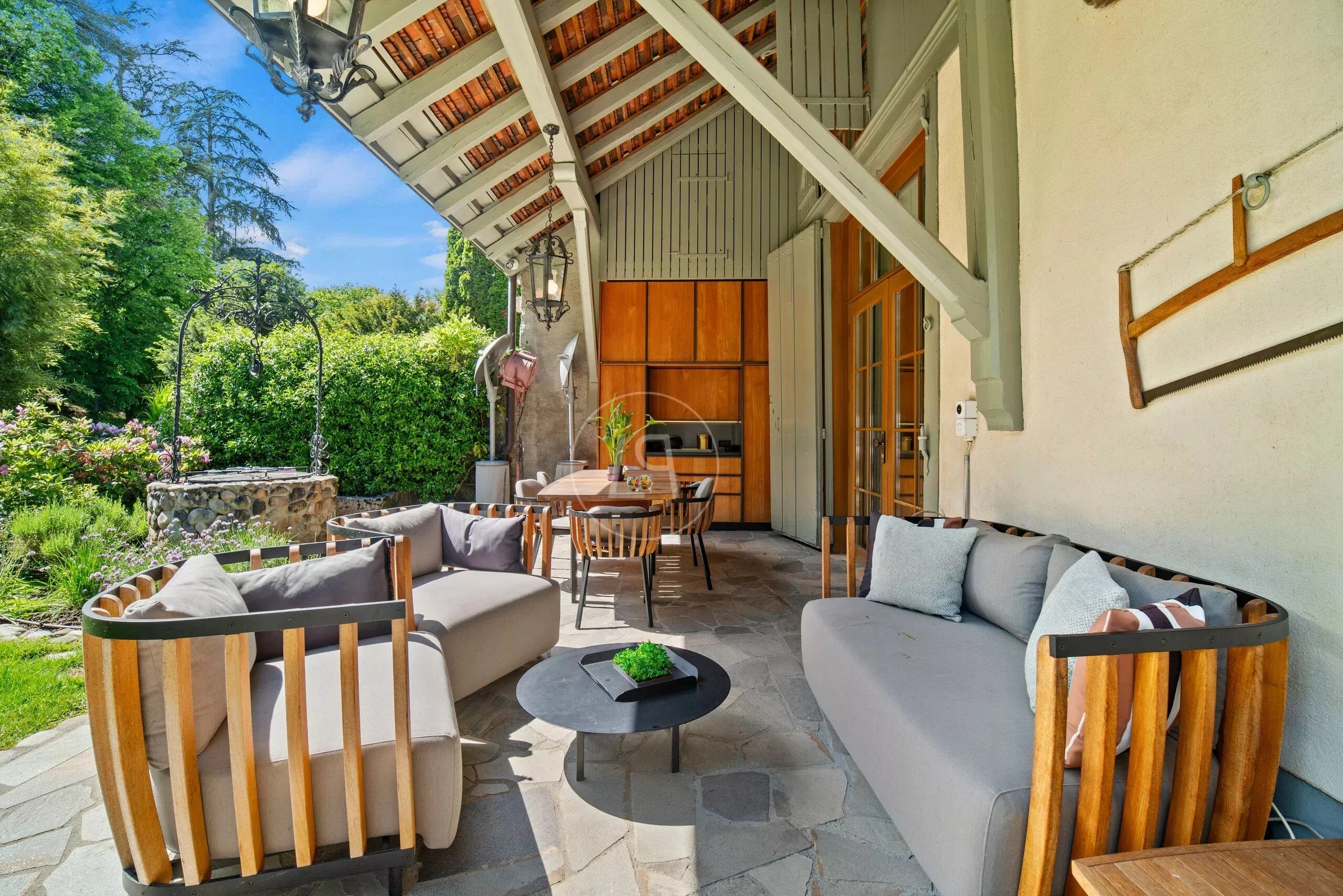 Überdachte Gartenterrasse mit Sitzgruppe