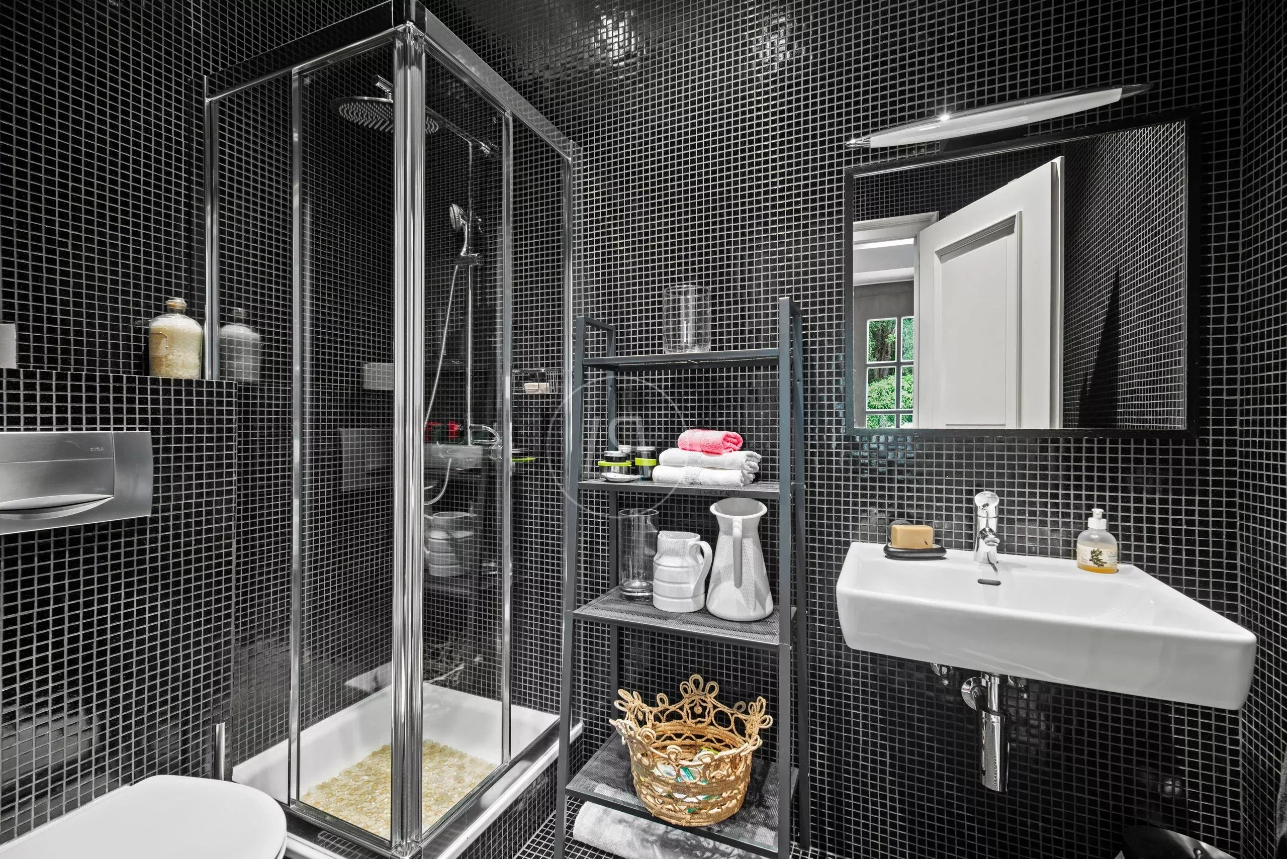 Modernes Duschbad mit schwarzer Mosaikverkleidung