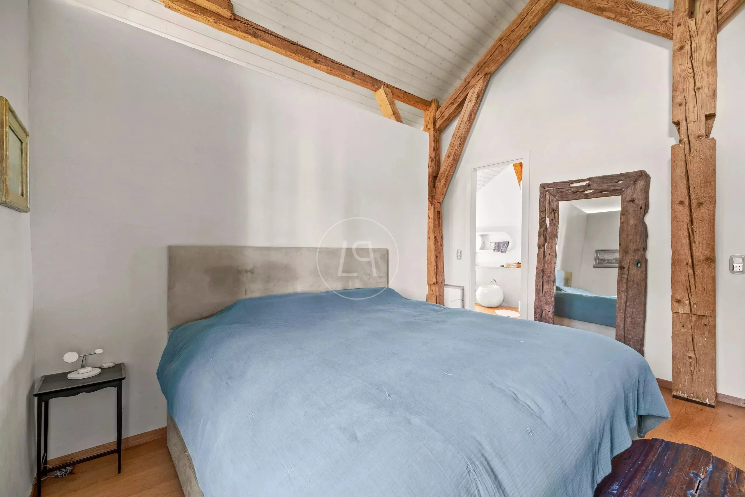 Gemütliches Schlafzimmer mit sichtbaren Holzbalken