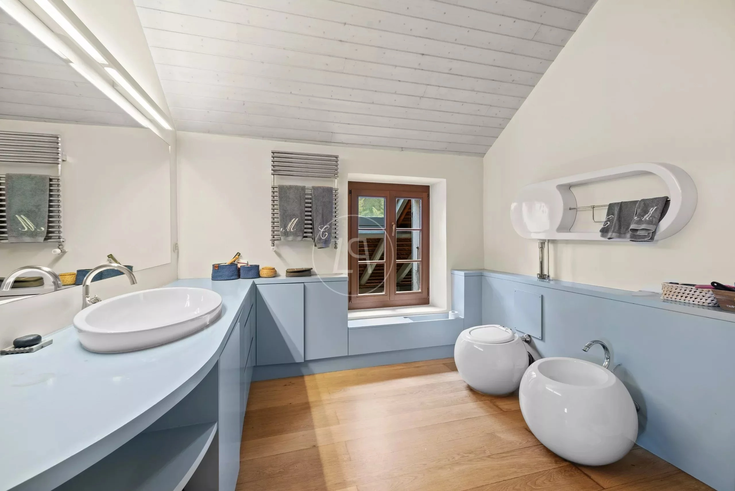 Modernes Badezimmer mit Dachschräge