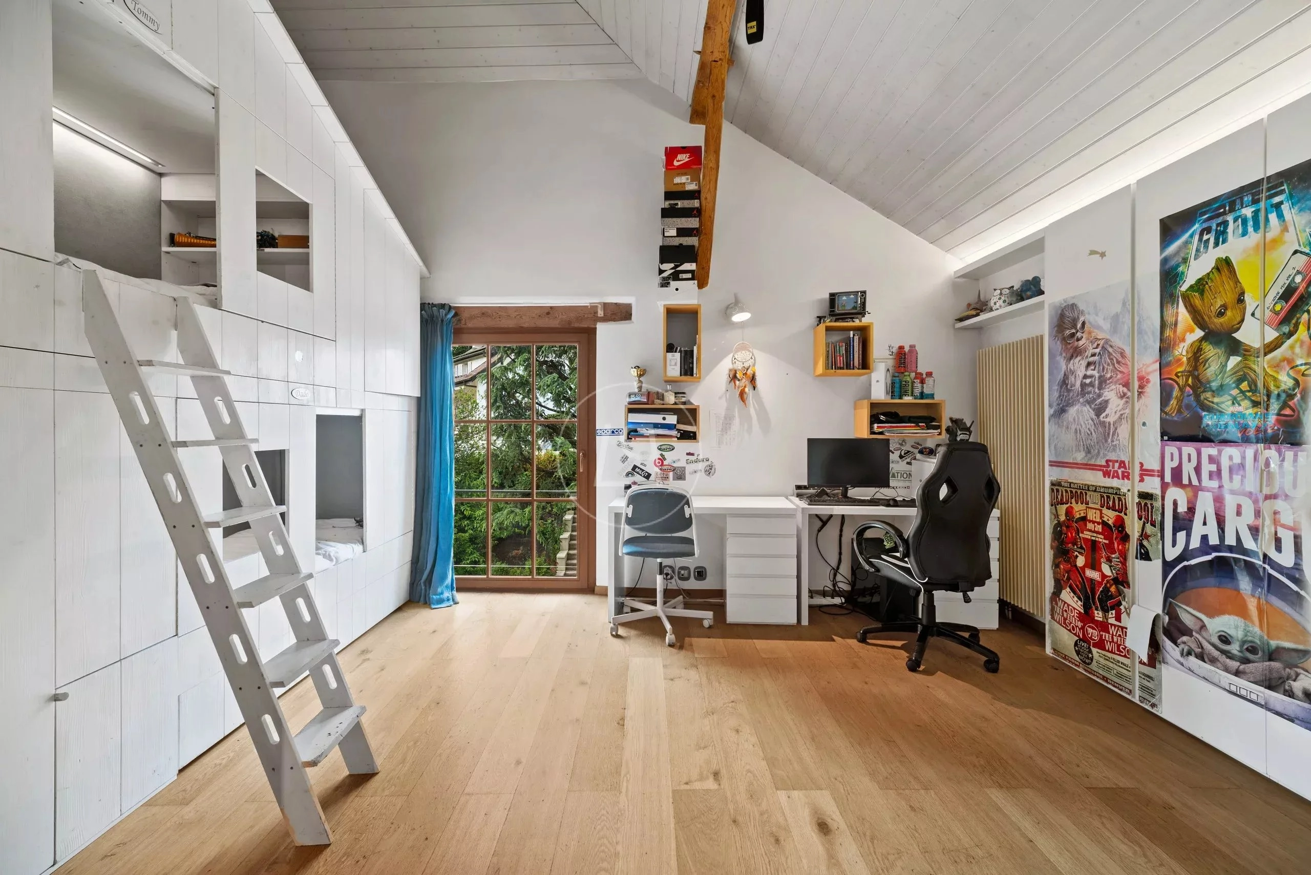 Jugendzimmer unter Dachschräge mit Arbeitsbereich