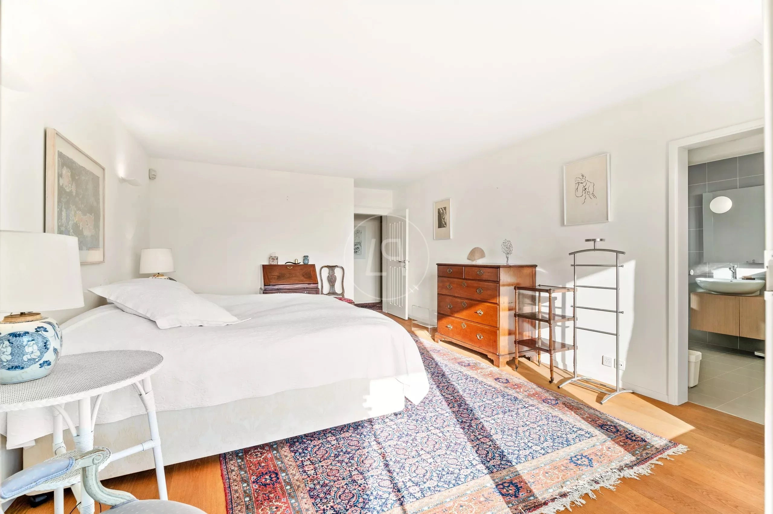 Helles Schlafzimmer mit angrenzendem Bad