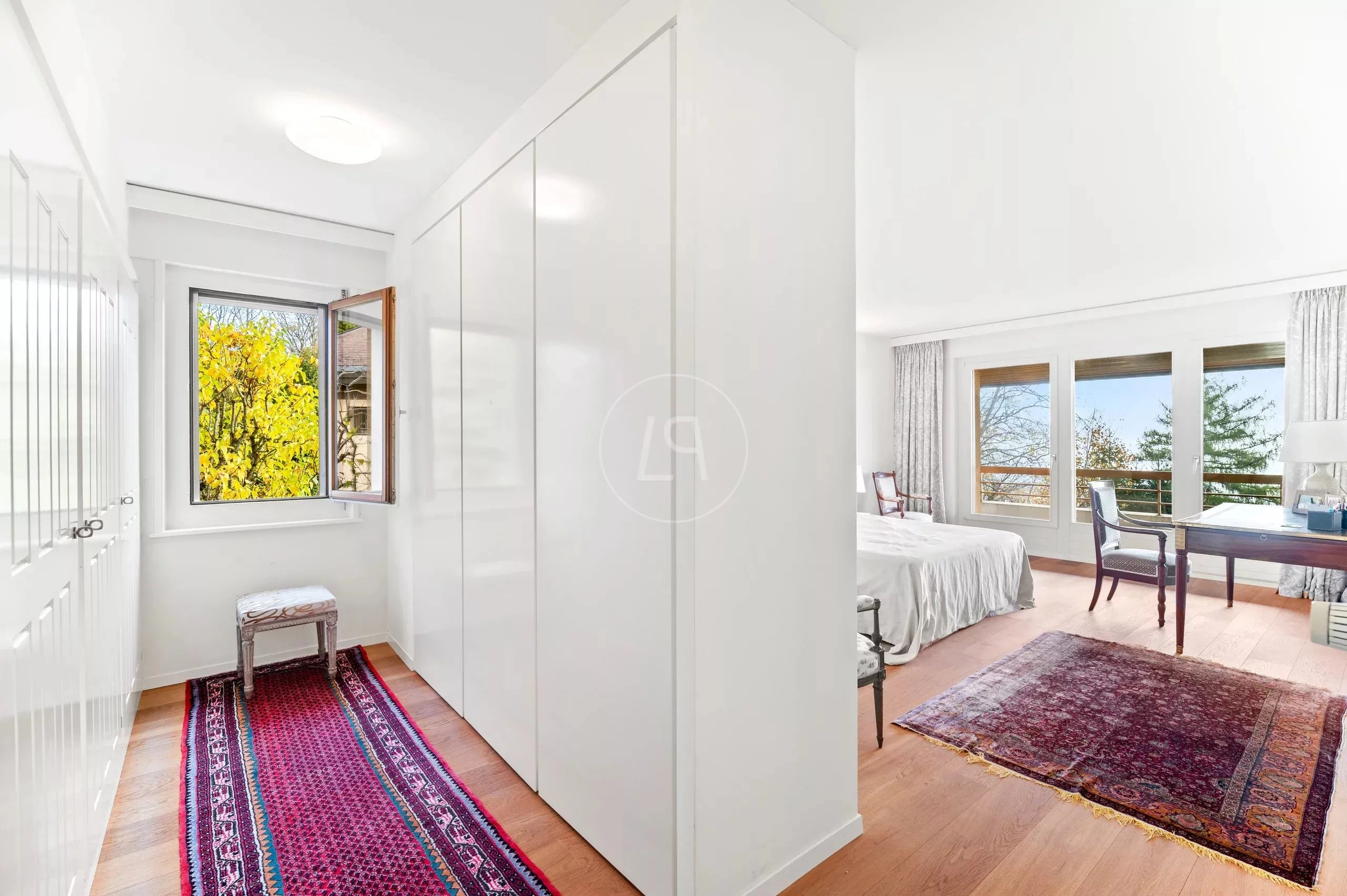 Helles Schlafzimmer mit Ankleidebereich