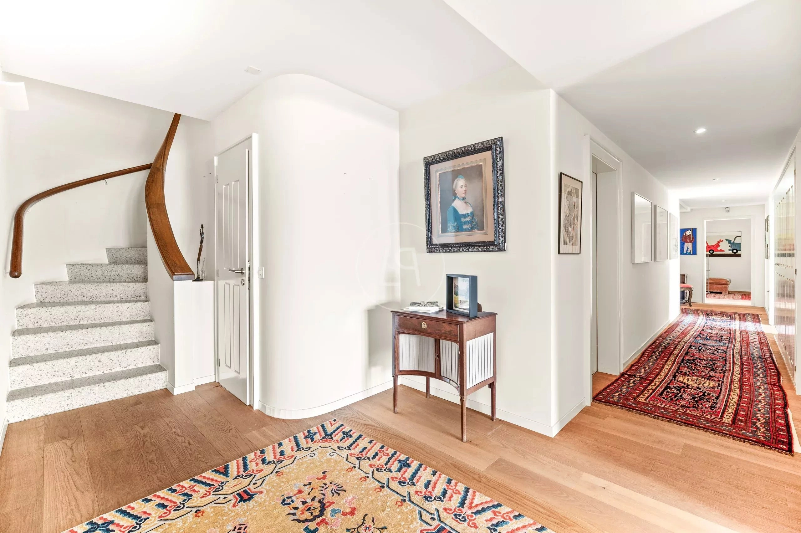 Heller Flur mit Treppe und Galerie
