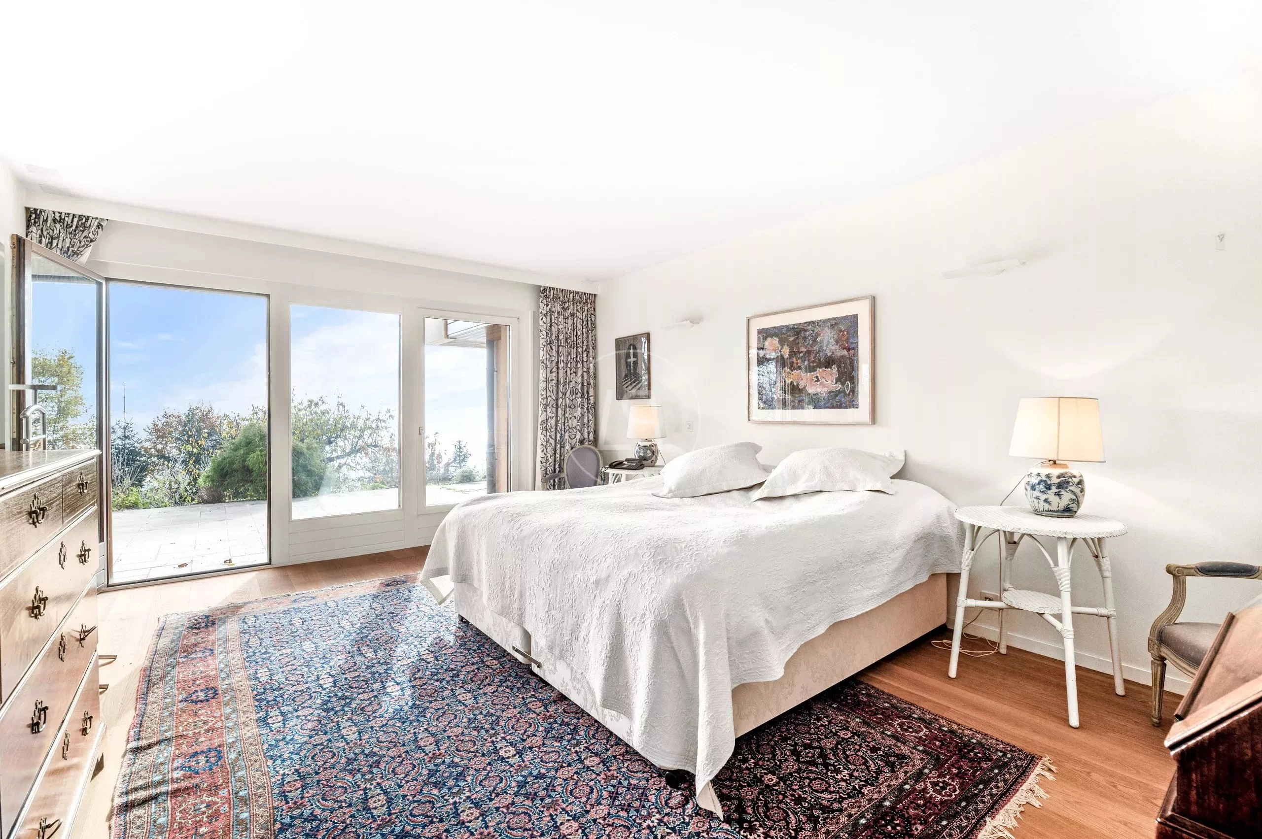 Helles Schlafzimmer mit Terrassenzugang