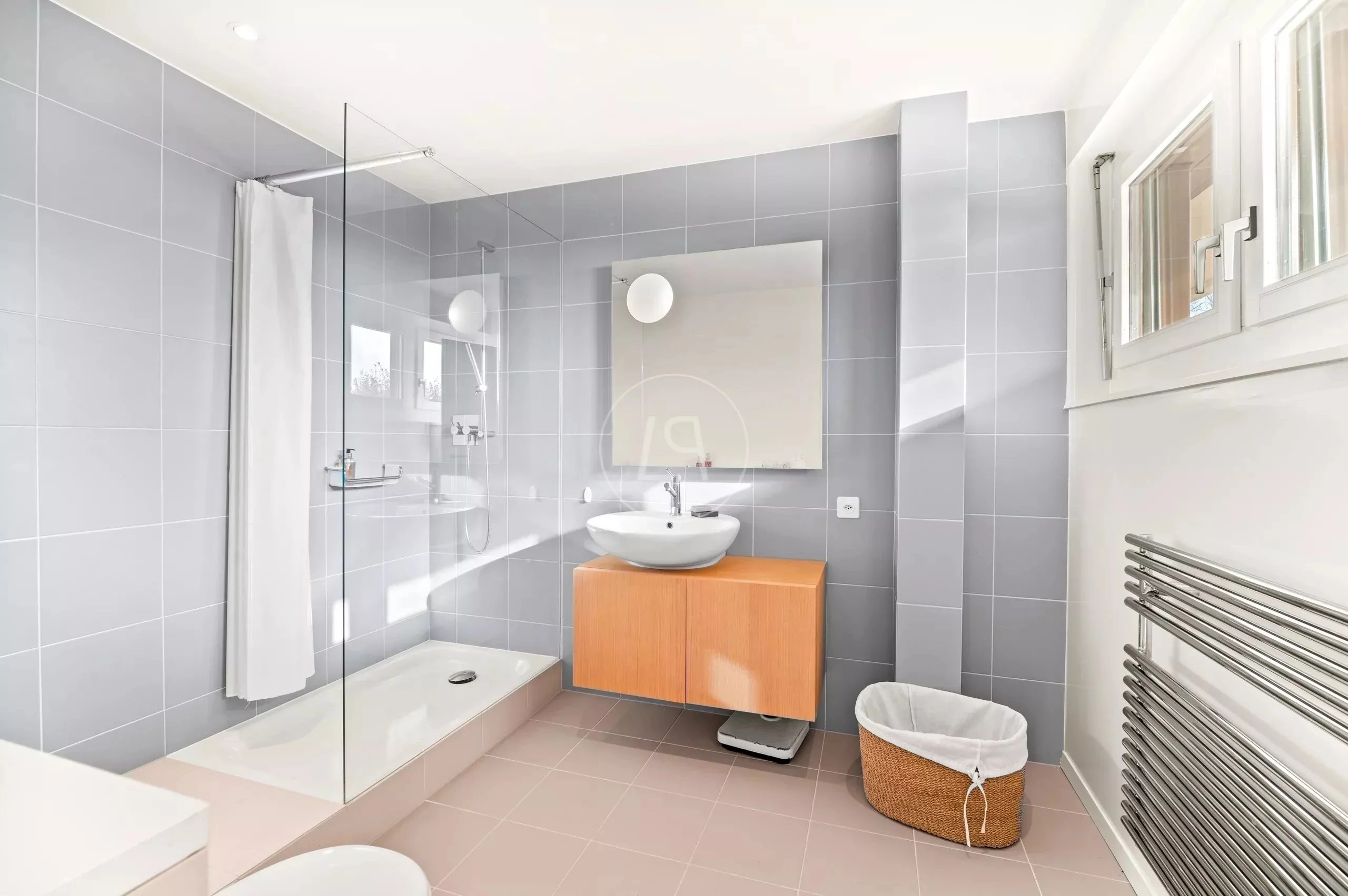 Modernes Badezimmer mit Dusche und Waschtisch