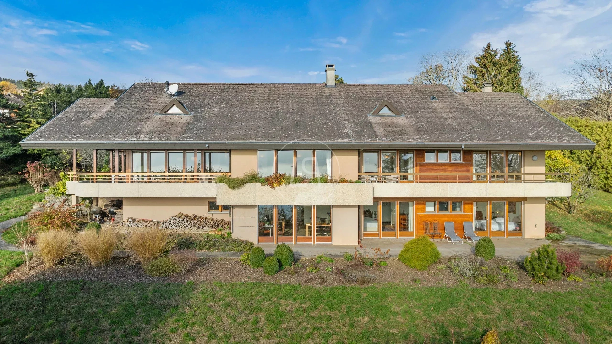 Exterieur eines großen Hauses mit Garten