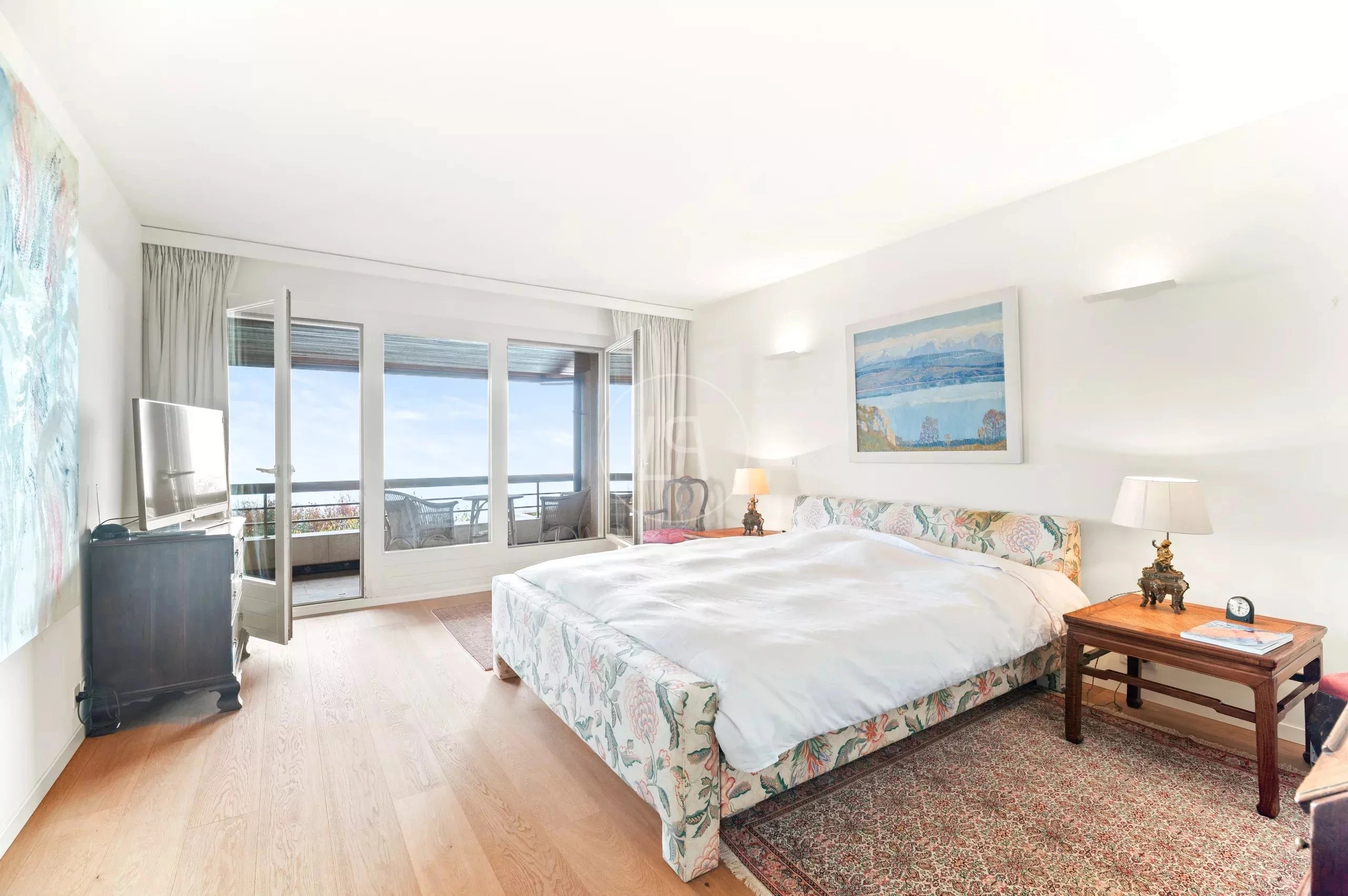 Helles Schlafzimmer mit Balkonblick