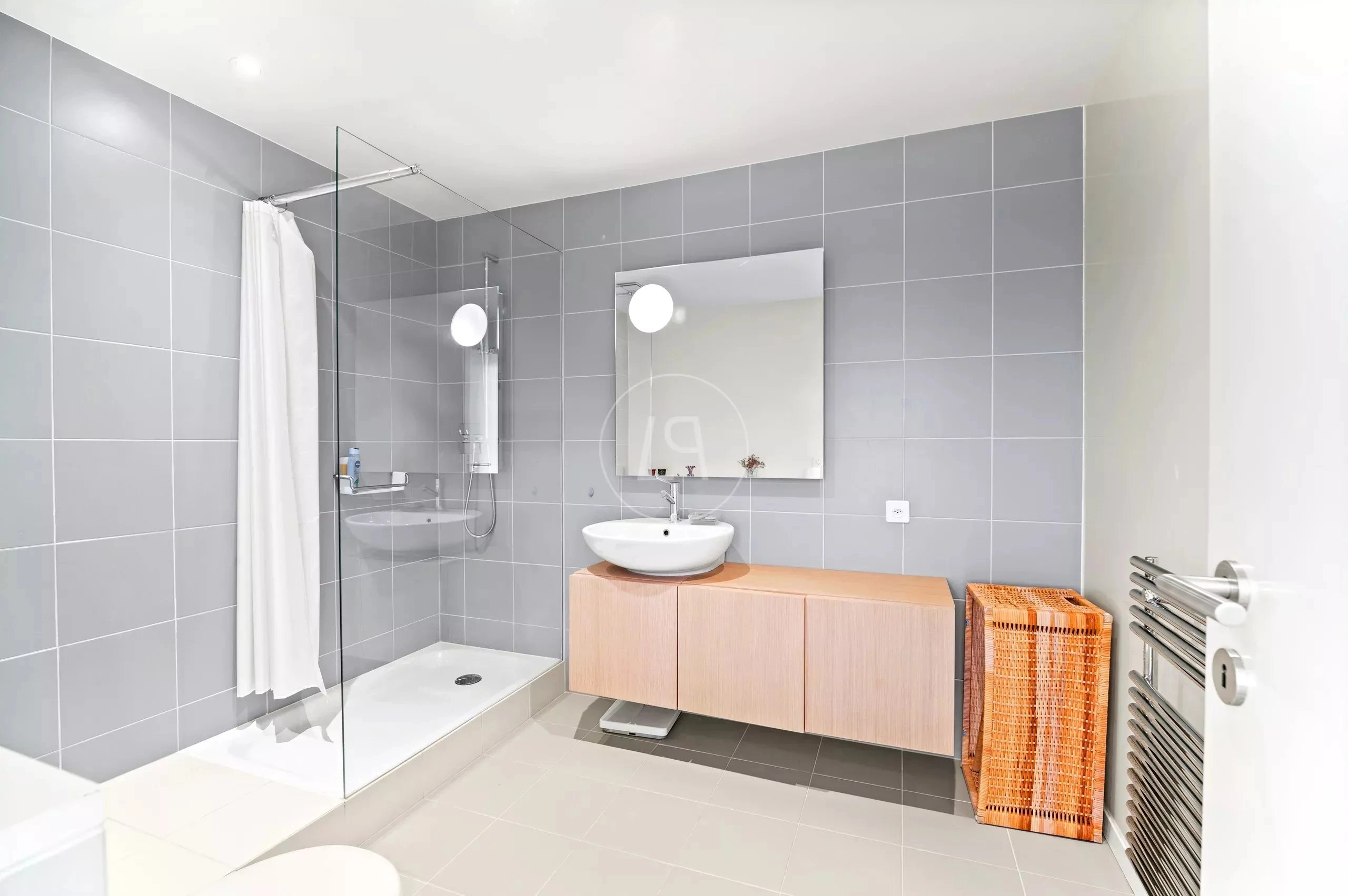 Modernes Badezimmer mit Dusche und Waschtisch