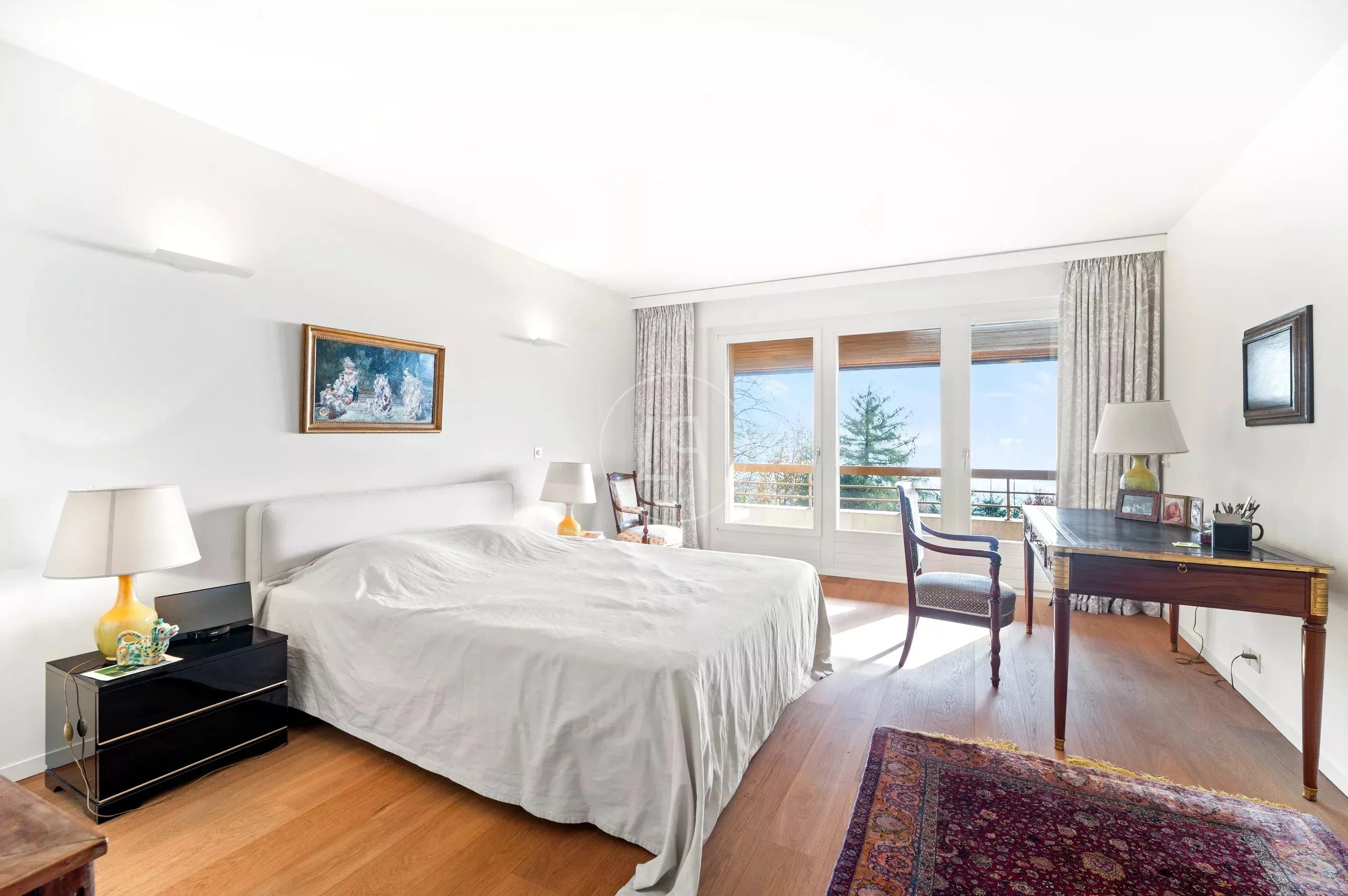 Helles Schlafzimmer mit Balkonblick