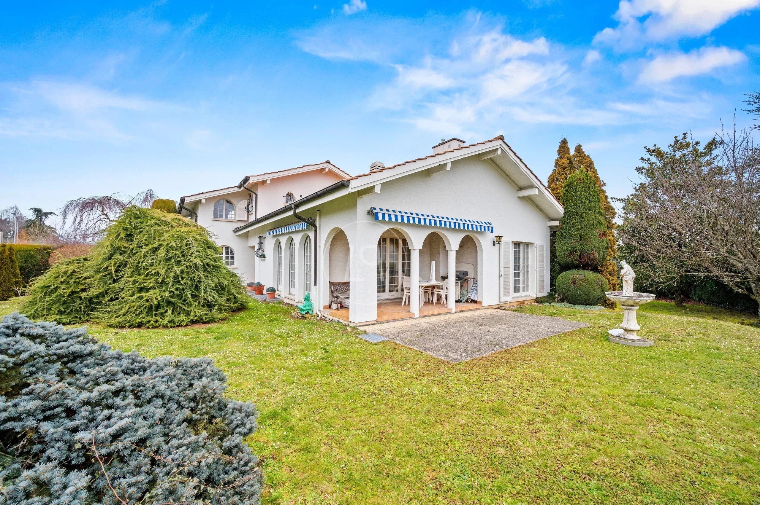 Mediterrane Villa mit Garten und überdachter Terrasse