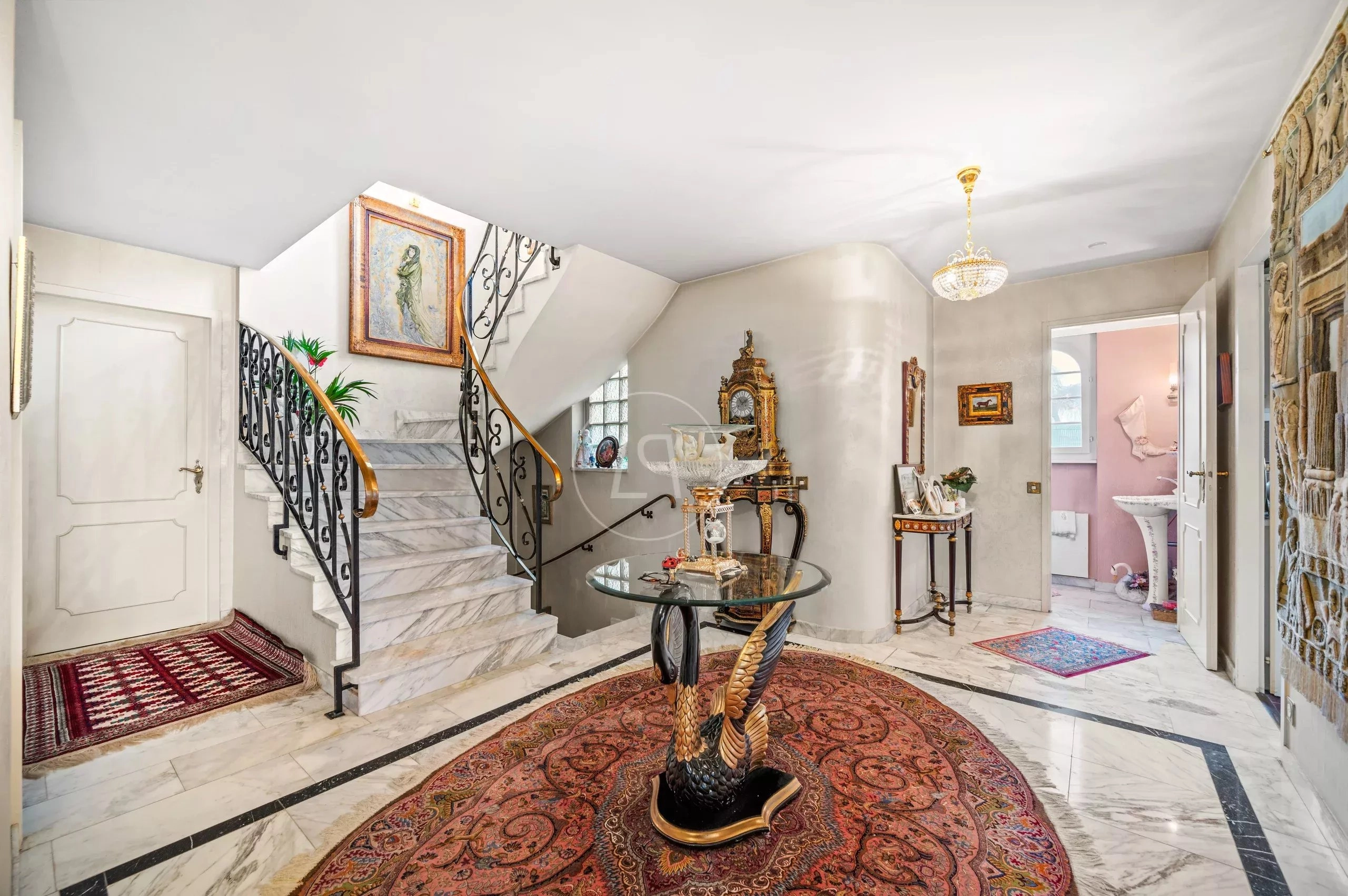 Eleganter Eingangsbereich mit Treppe